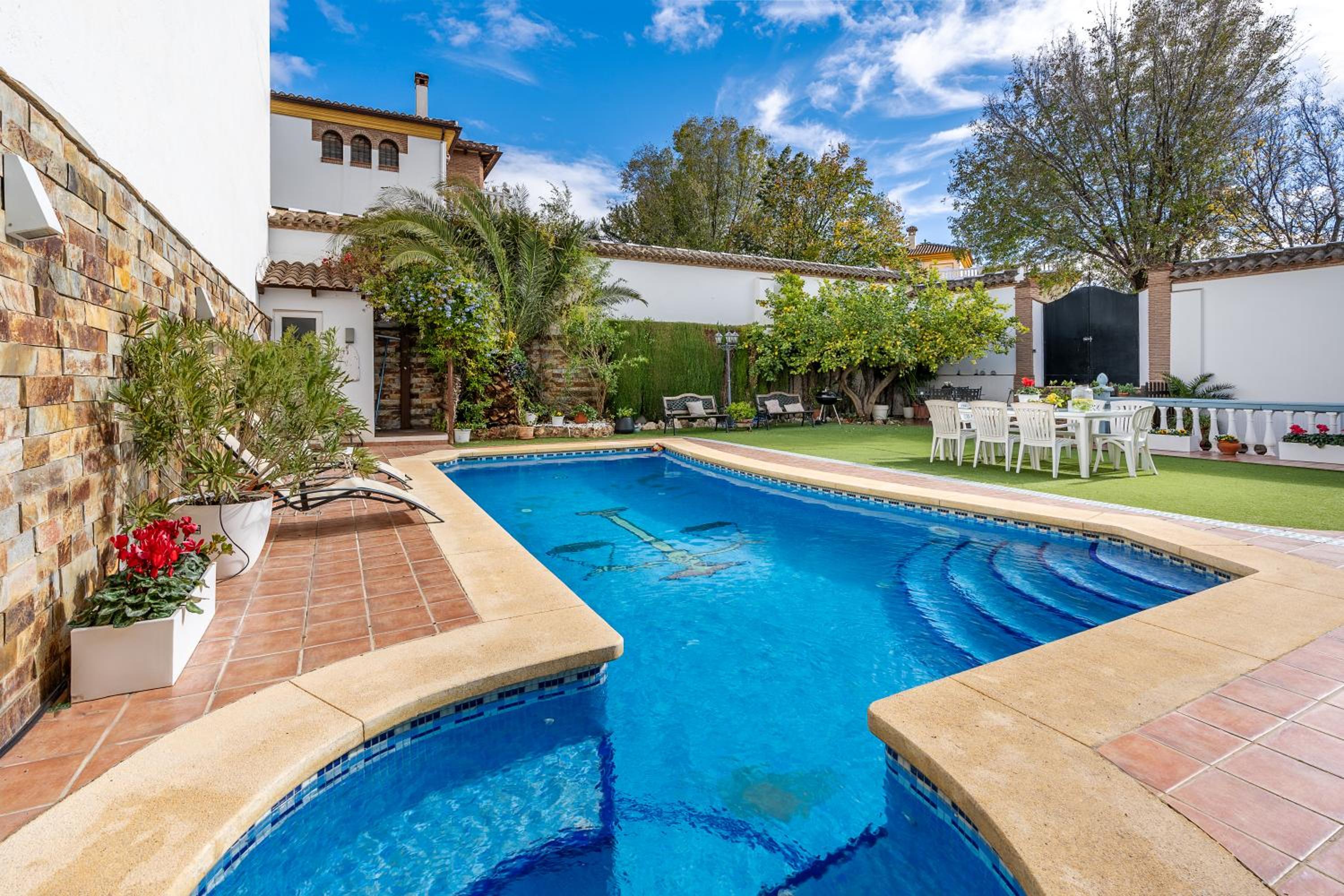 Casa de Amigos La Latina con piscina, chimenea y barbacoa view 3