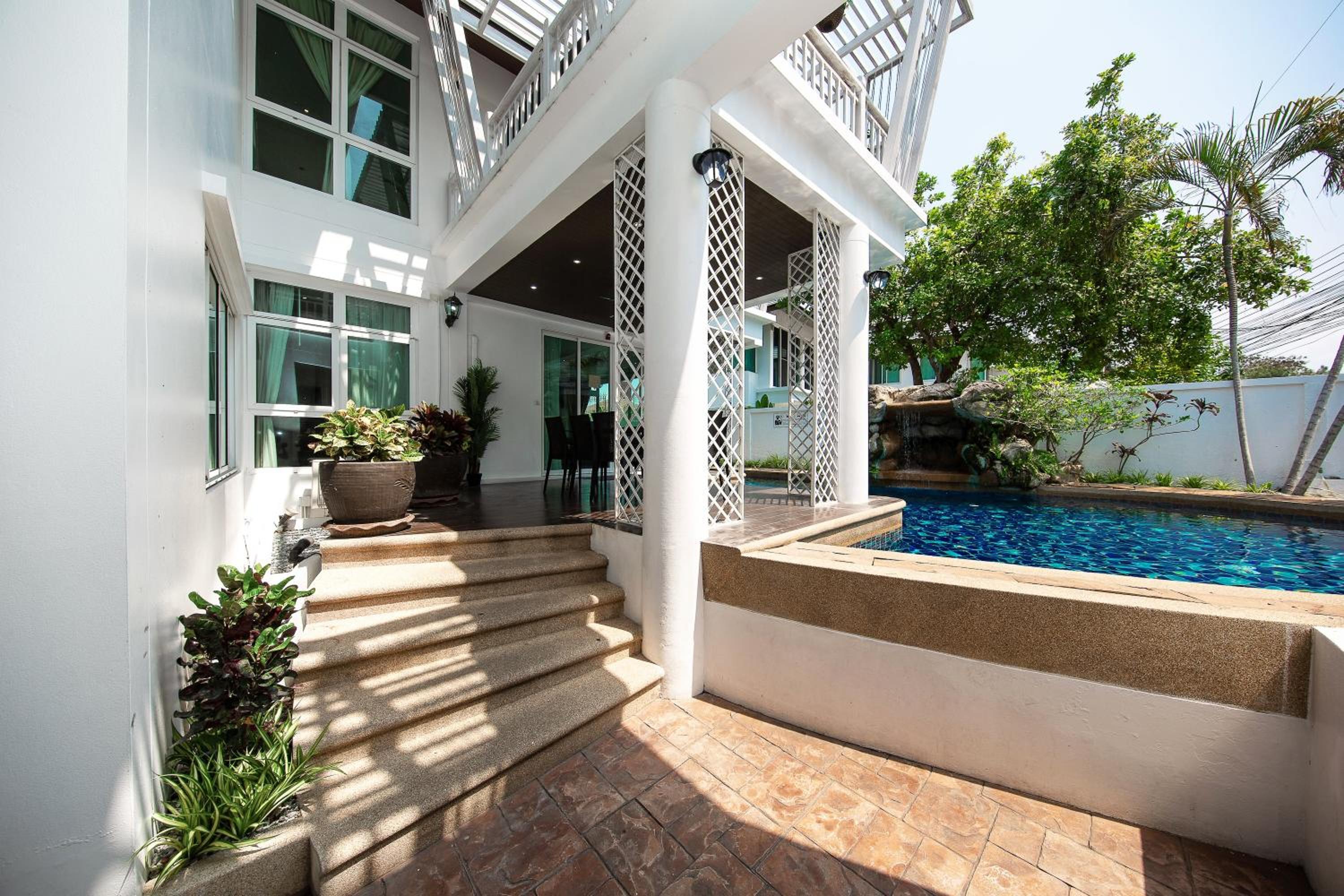 Paradise Pool Villa Pattaya in Tropicana Village
