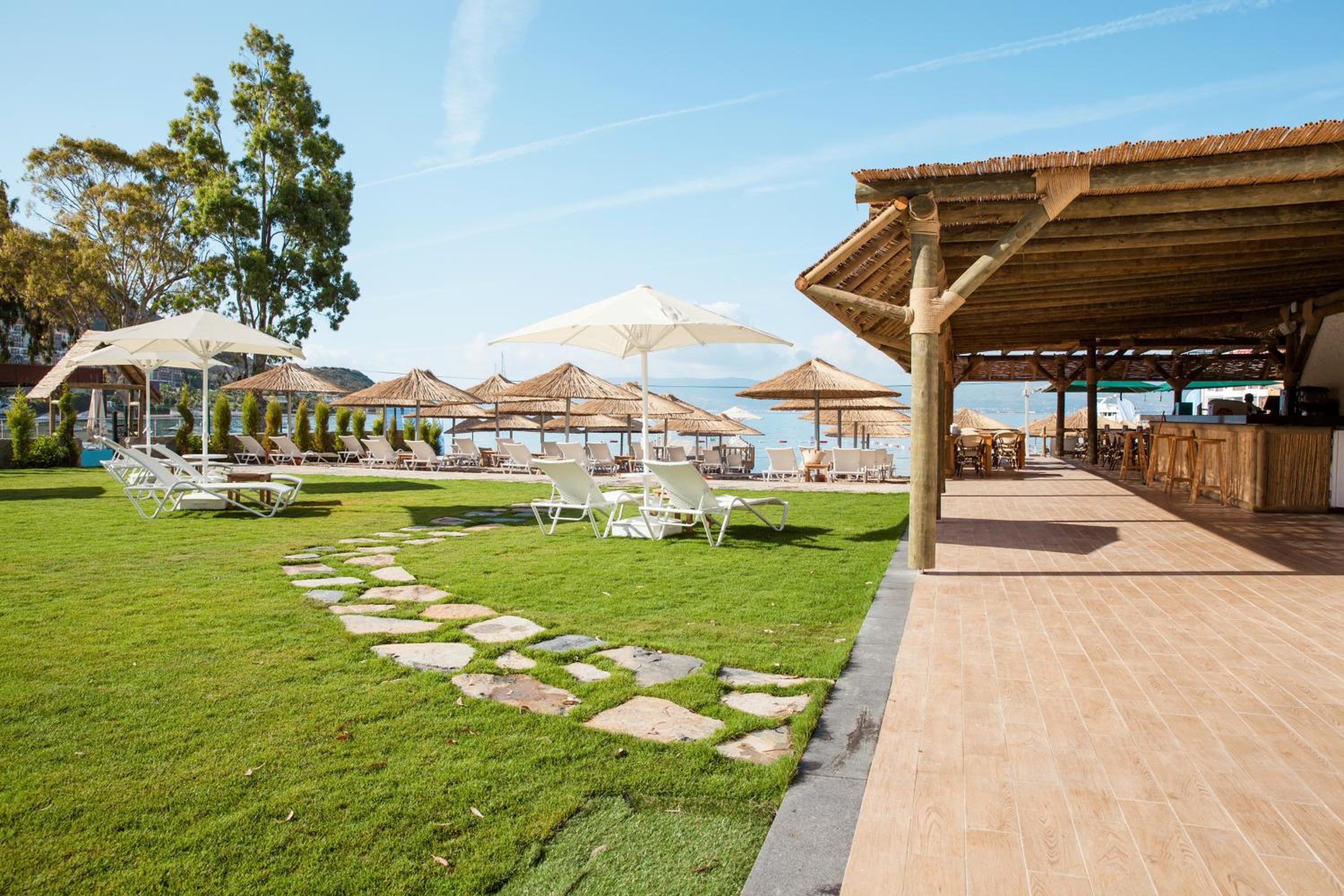 Bellazure Hotel