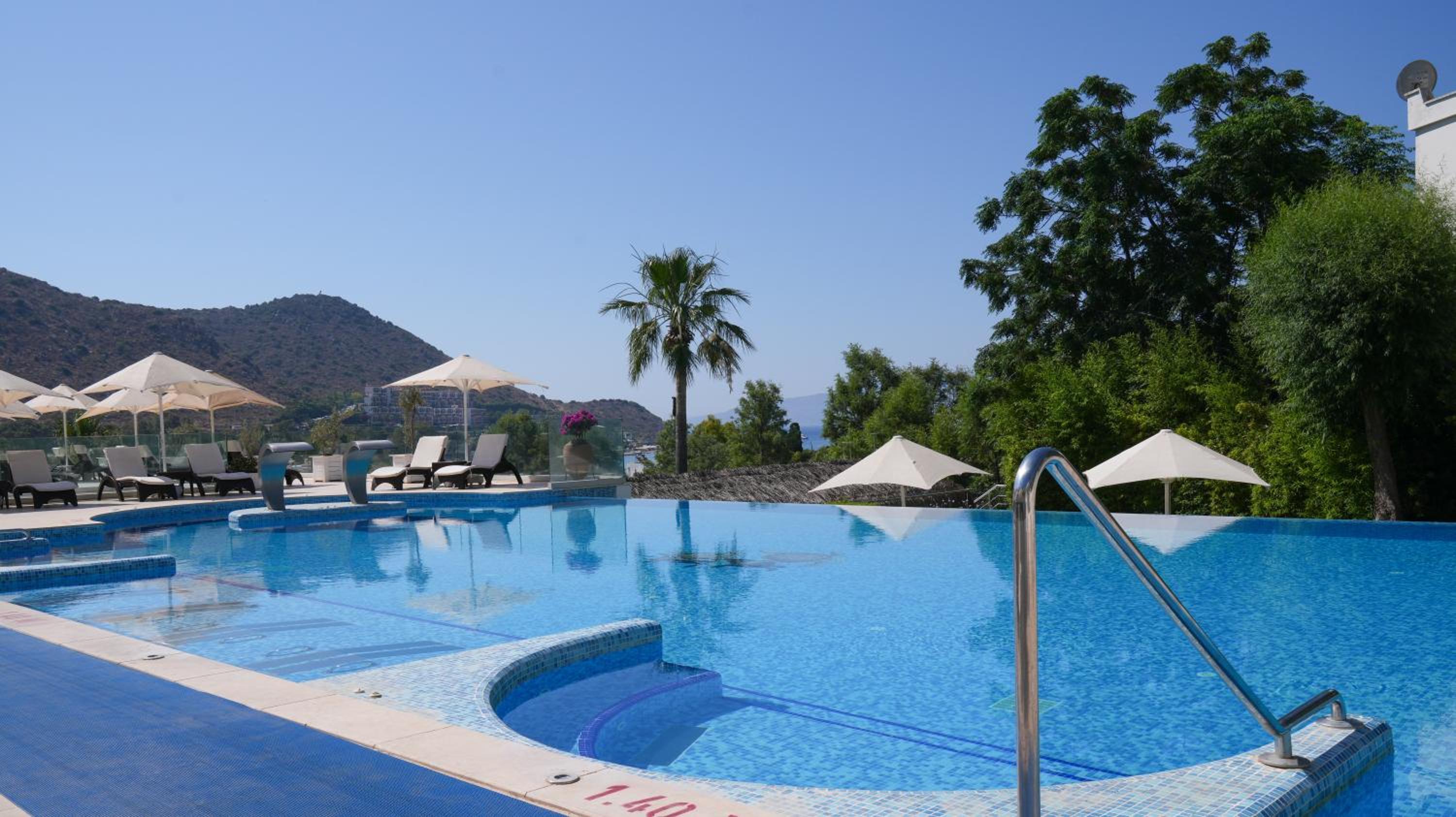 Bellazure Hotel