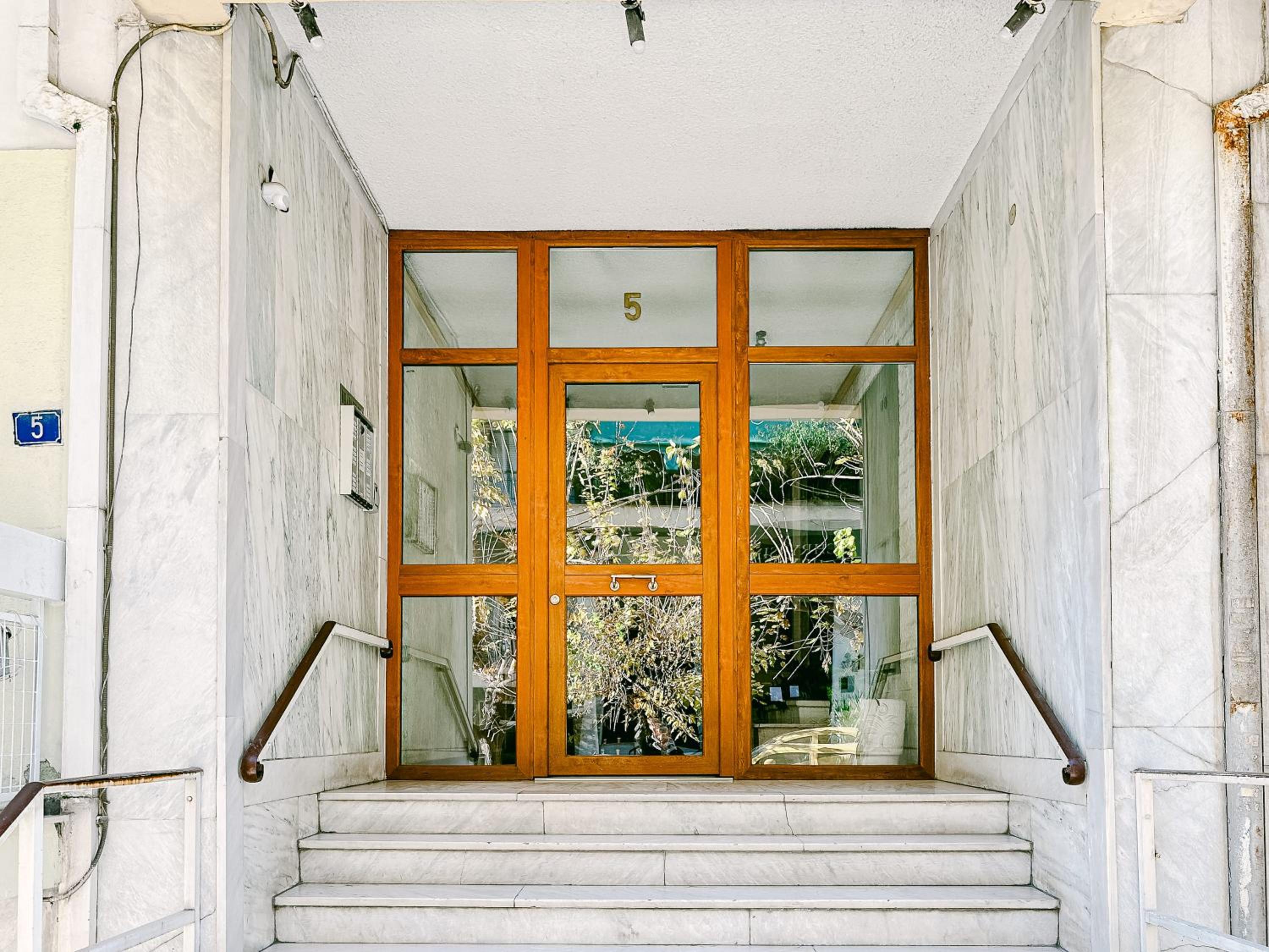 Quiet 2BR home in Katehaki metro
