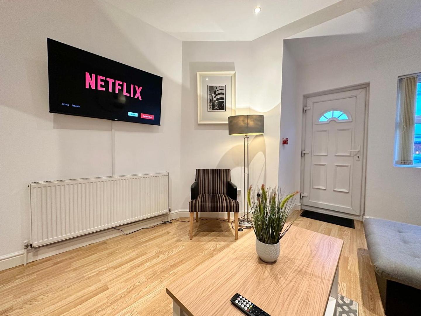 Large 4 Bedroom Home, Close To Leeds City Centre view 2