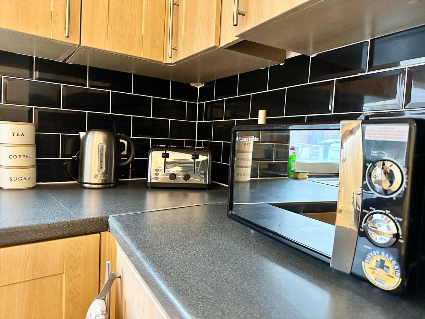 Large 4 Bedroom Home, Close To Leeds City Centre view 4