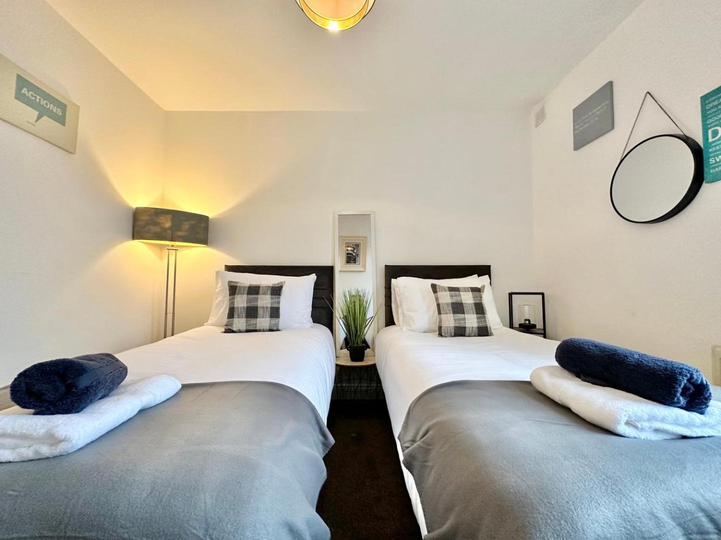 Large 4 Bedroom Home, Close To Leeds City Centre view 3