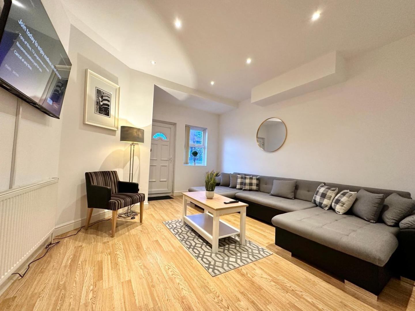 Large 4 Bedroom Home, Close To Leeds City Centre view 5