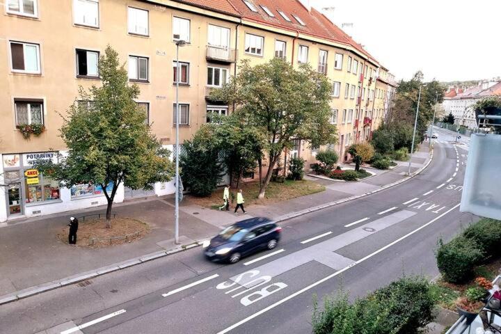 Parking free one room with Netflix in shared flat with a woman in next room and shared bathroom and kitchen