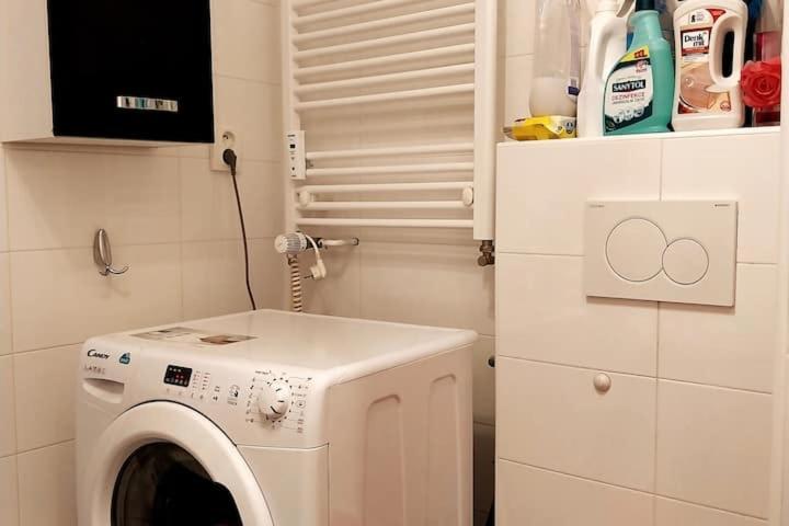 Parking free one room with Netflix in shared flat with a woman in next room and shared bathroom and kitchen