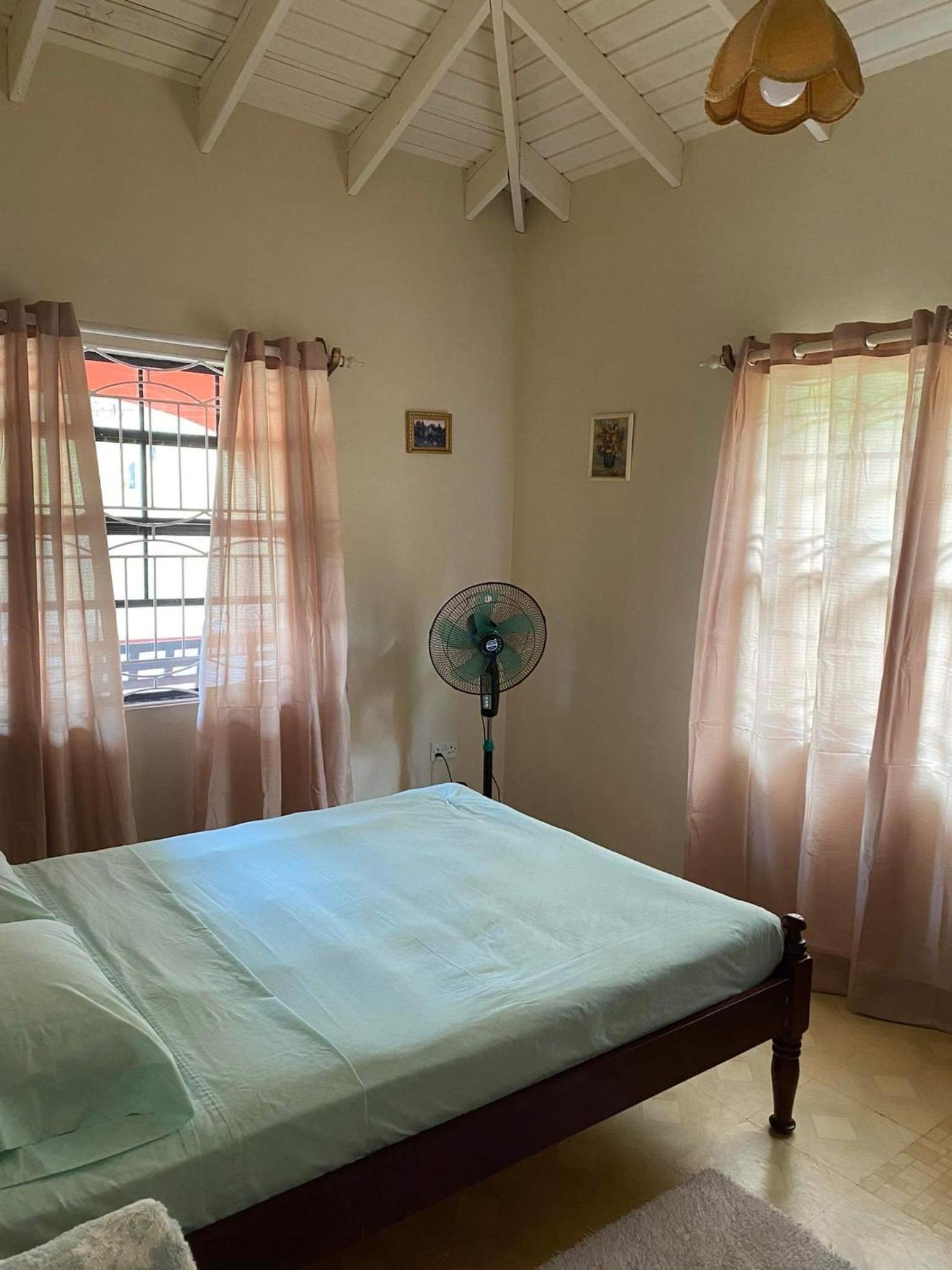 Immaculate 3 Bed Villa Overlooking Admiralty Bay view 5