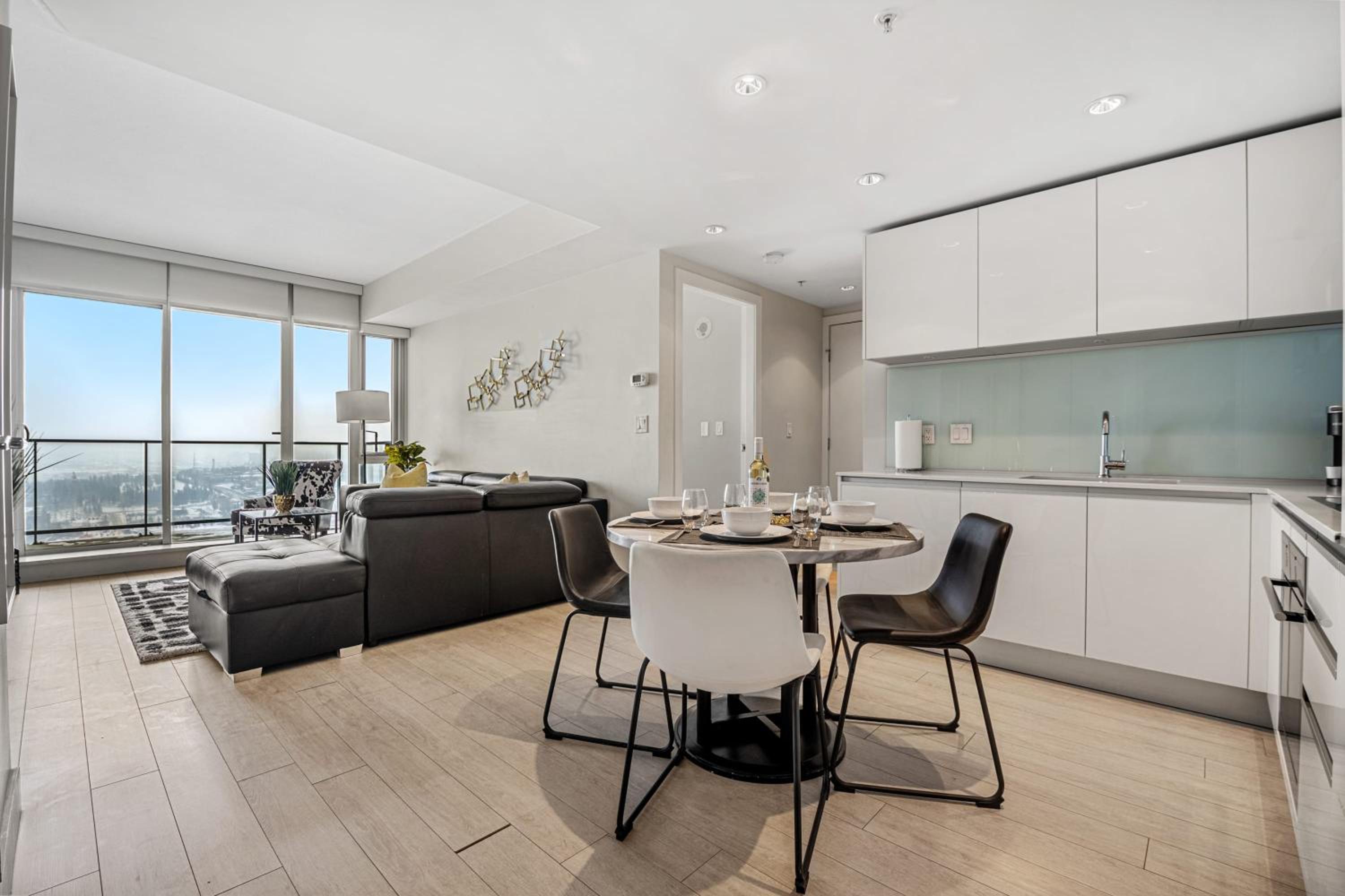 PRIME Downtown 34th FL - Near Stampede, Casino, Bars! FREE Banff Pass, Parking, Wine!