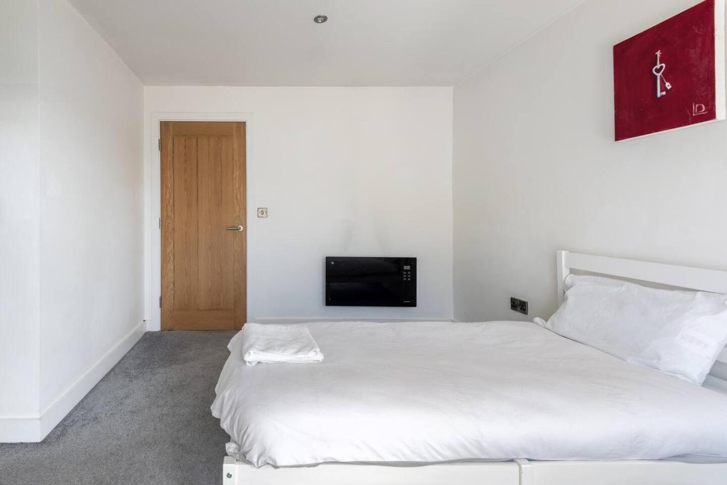 Luxurious 3-Bed Penthouse in Sheffield view 5