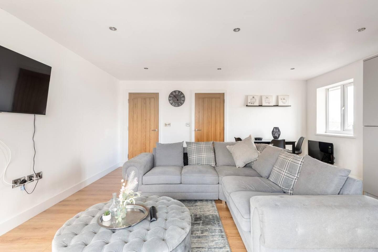 Luxurious 3-Bed Penthouse in Sheffield view 4