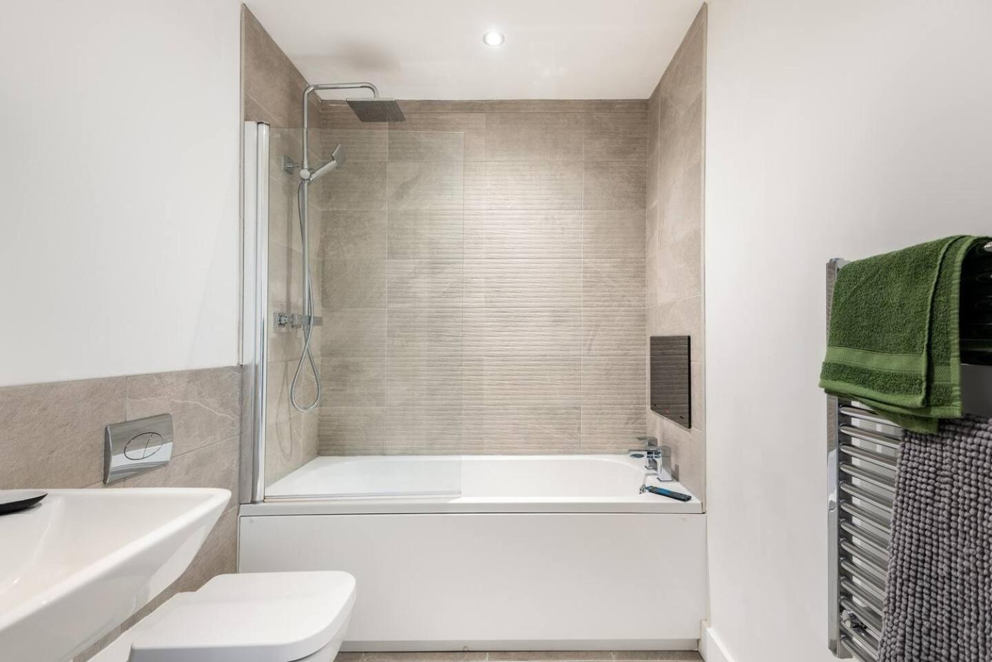 Luxurious 3-Bed Penthouse in Sheffield view 2