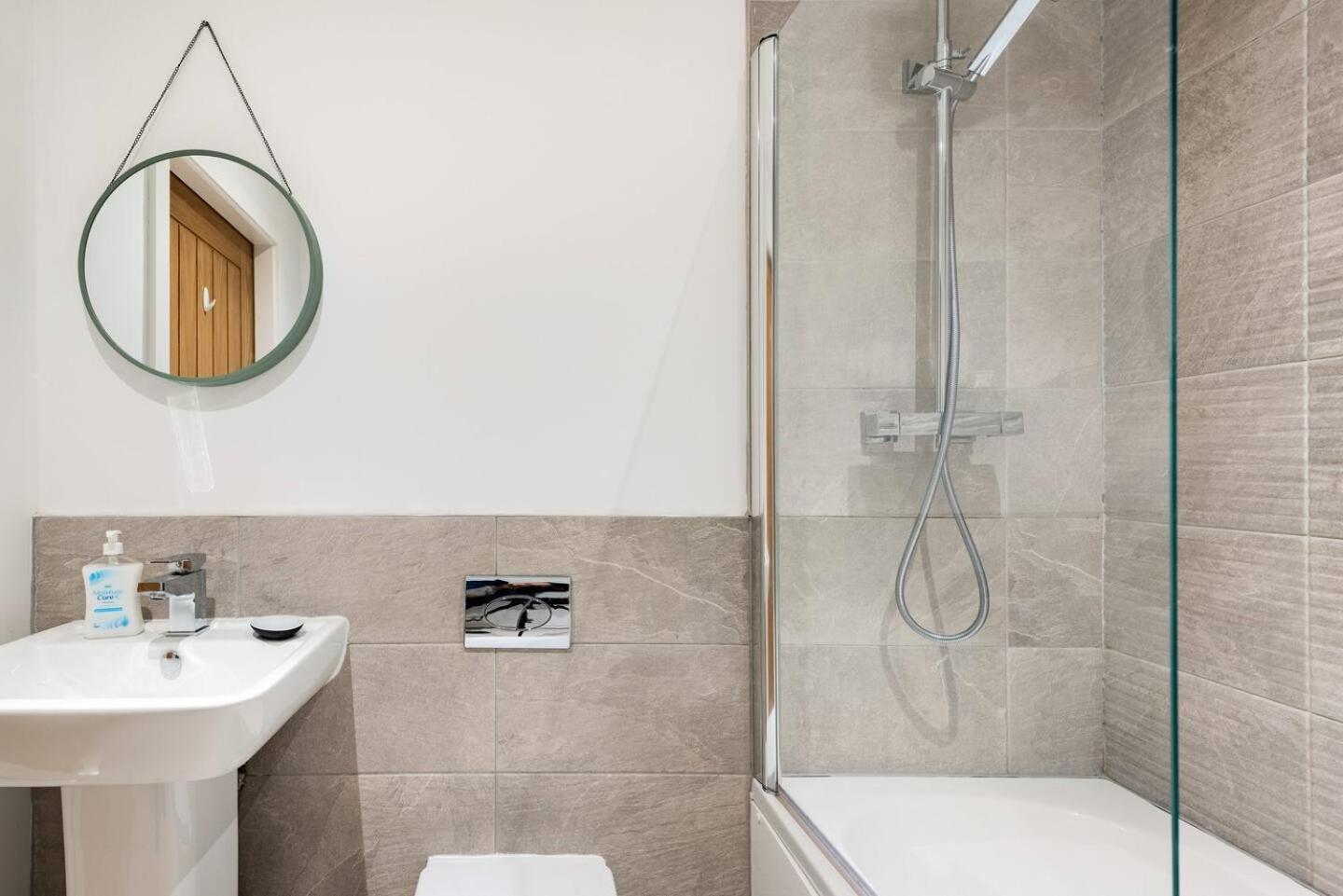 Luxurious 3-Bed Penthouse in Sheffield view 3