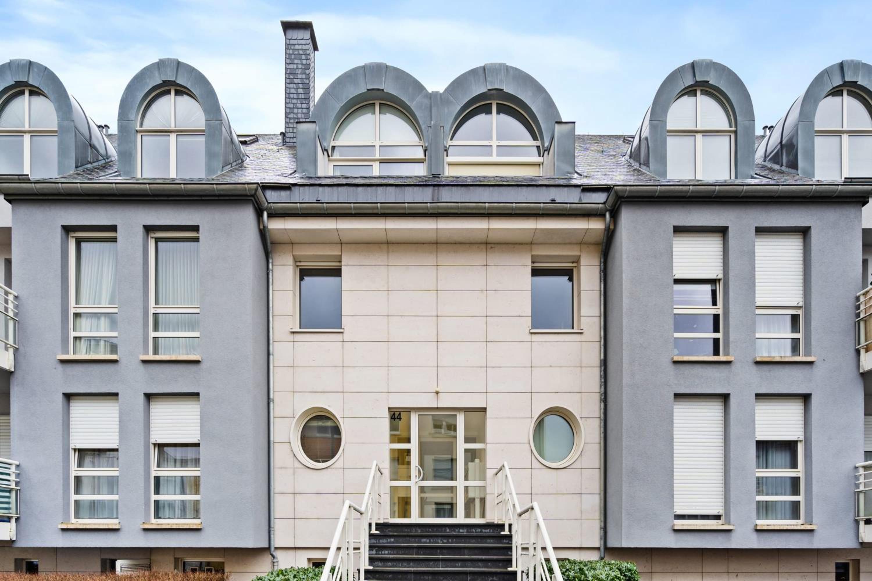 Stylish 2BR with Patio & Parking Near City Center view 2