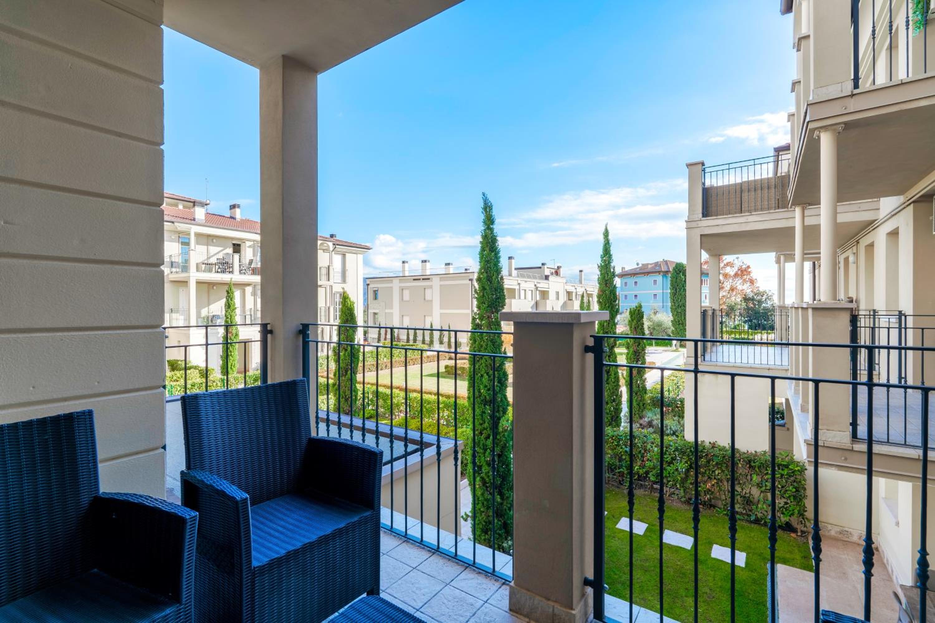 Lovely Fasanella 54: pool & lake view 3