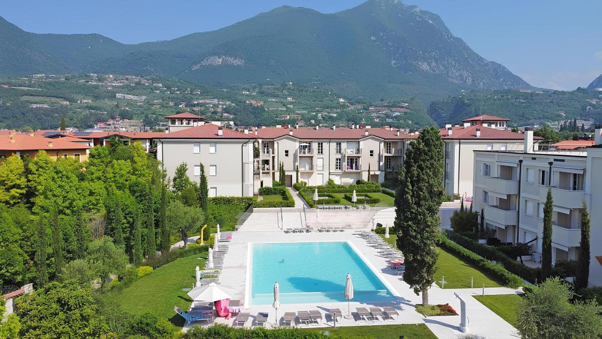 Lovely Fasanella 54: pool & lake view 2