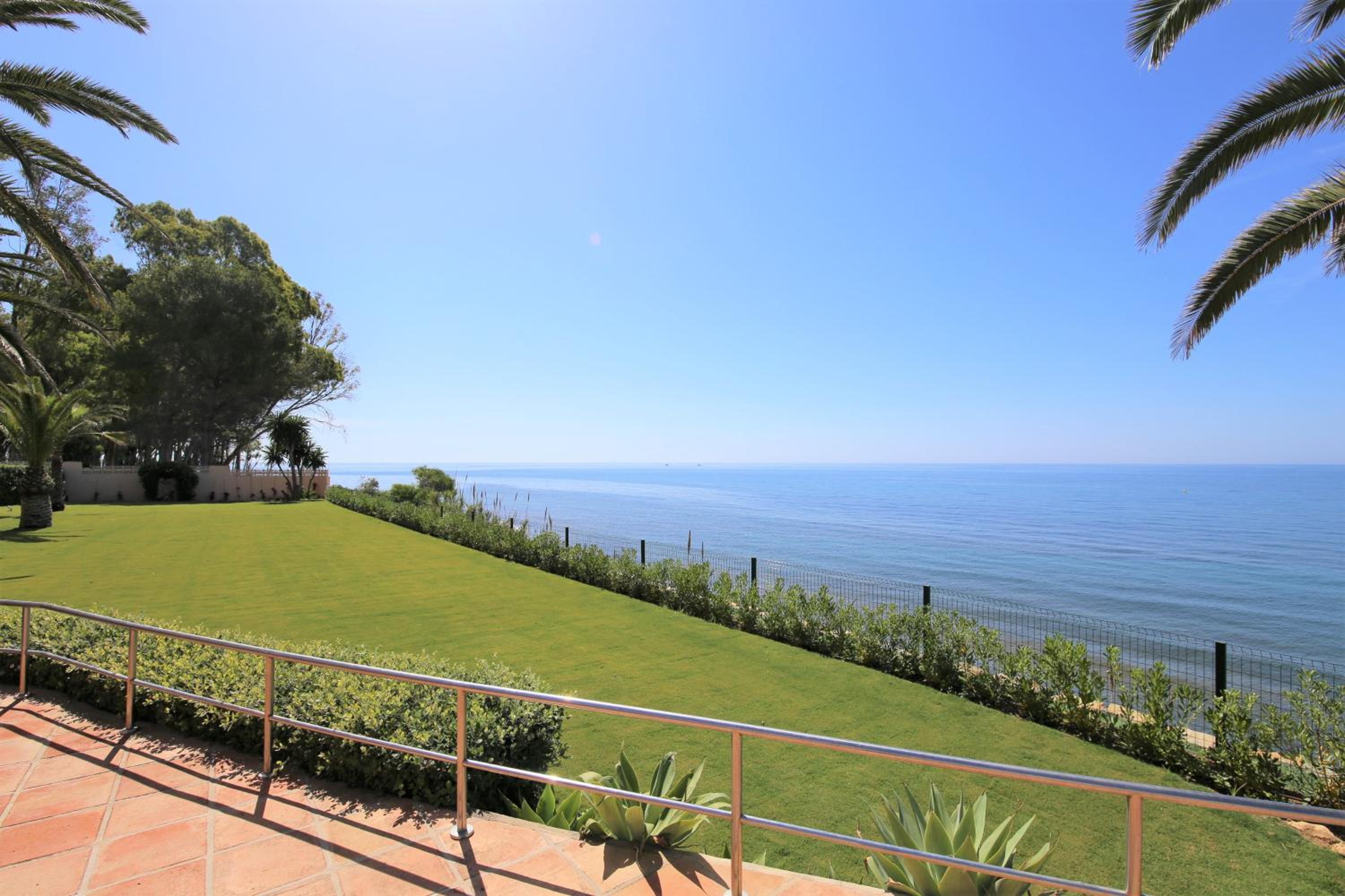Estepona East Beachfront Townhouse LUNIMAR