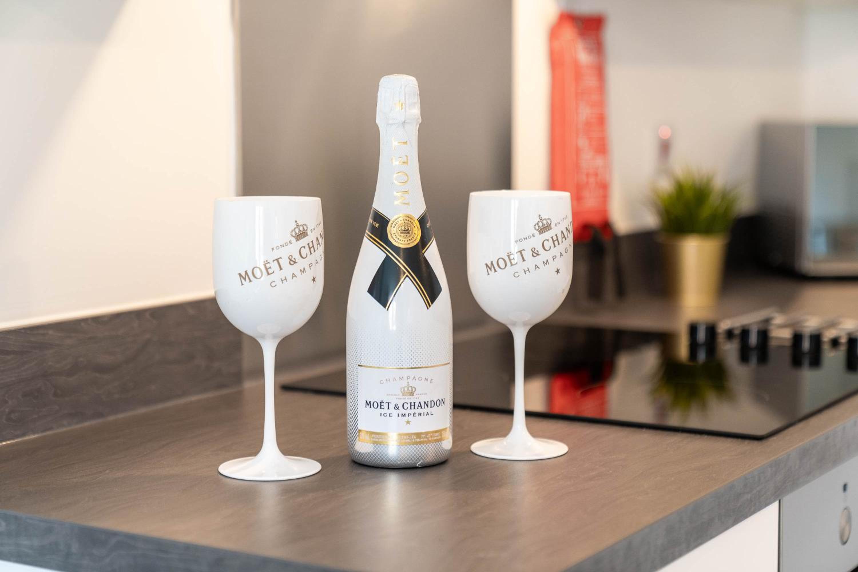 Luxury Apartment - Twin Beds - Selly Oak - Off-street Parking - Free Netflix & Wifi - Top Rated 9CC