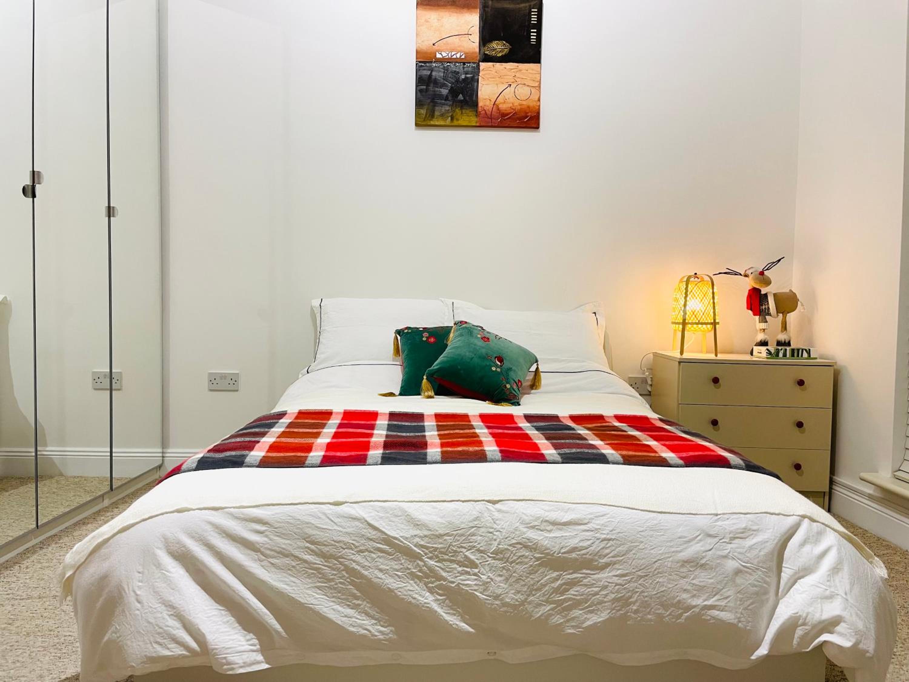 Double bedroom with private toilet and shower, easy to city center