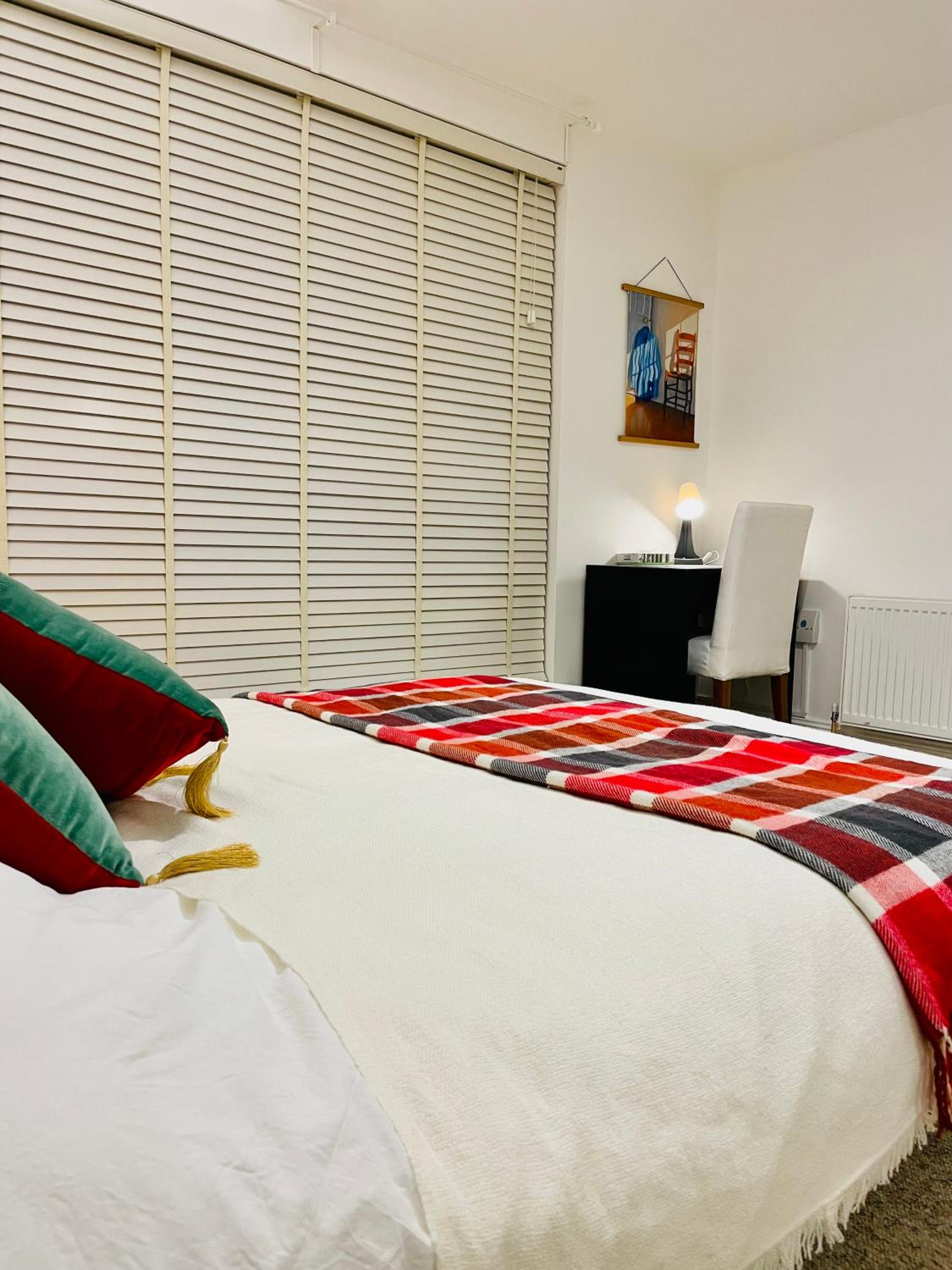 Double bedroom with private toilet and shower, easy to city center