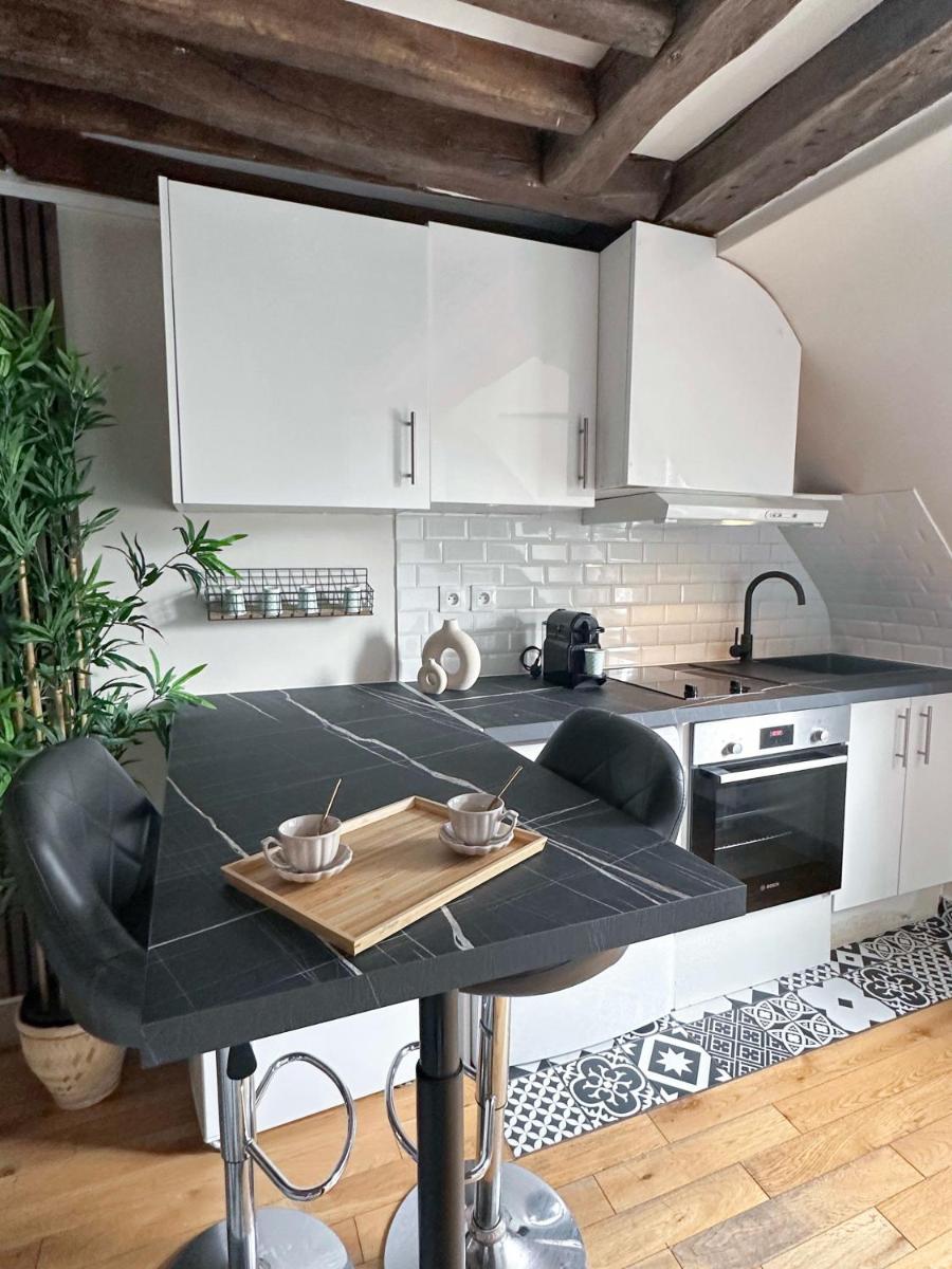 1612 B - Best deal in Pigalle