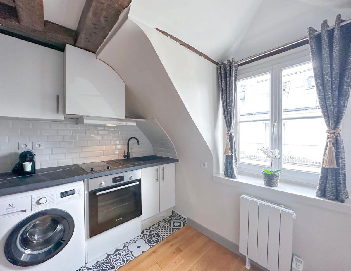 1612 B - Best deal in Pigalle
