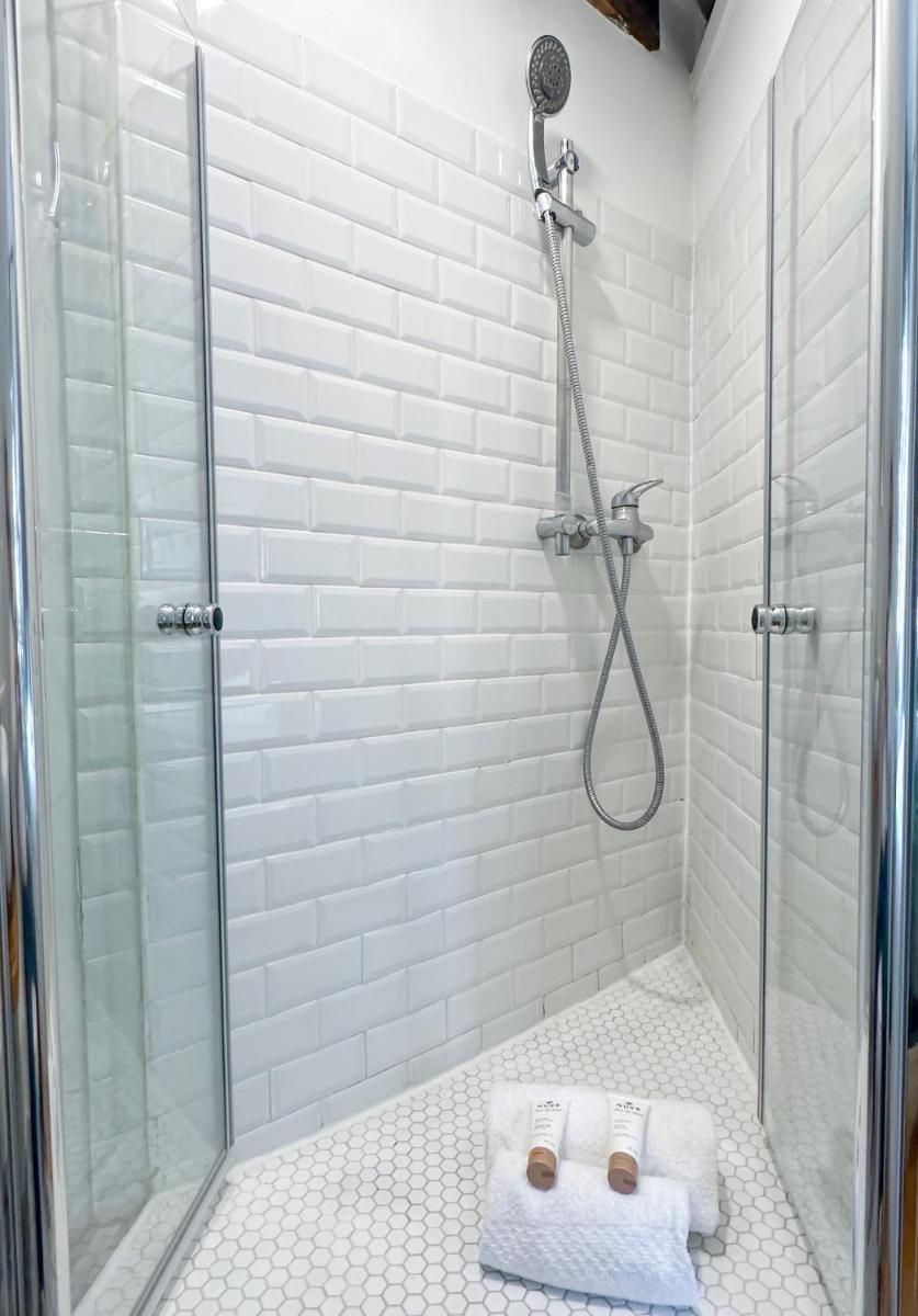 1612 B - Best deal in Pigalle