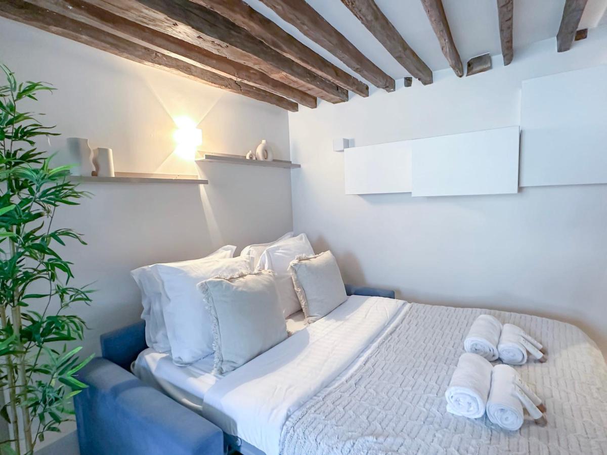 1612 B - Best deal in Pigalle