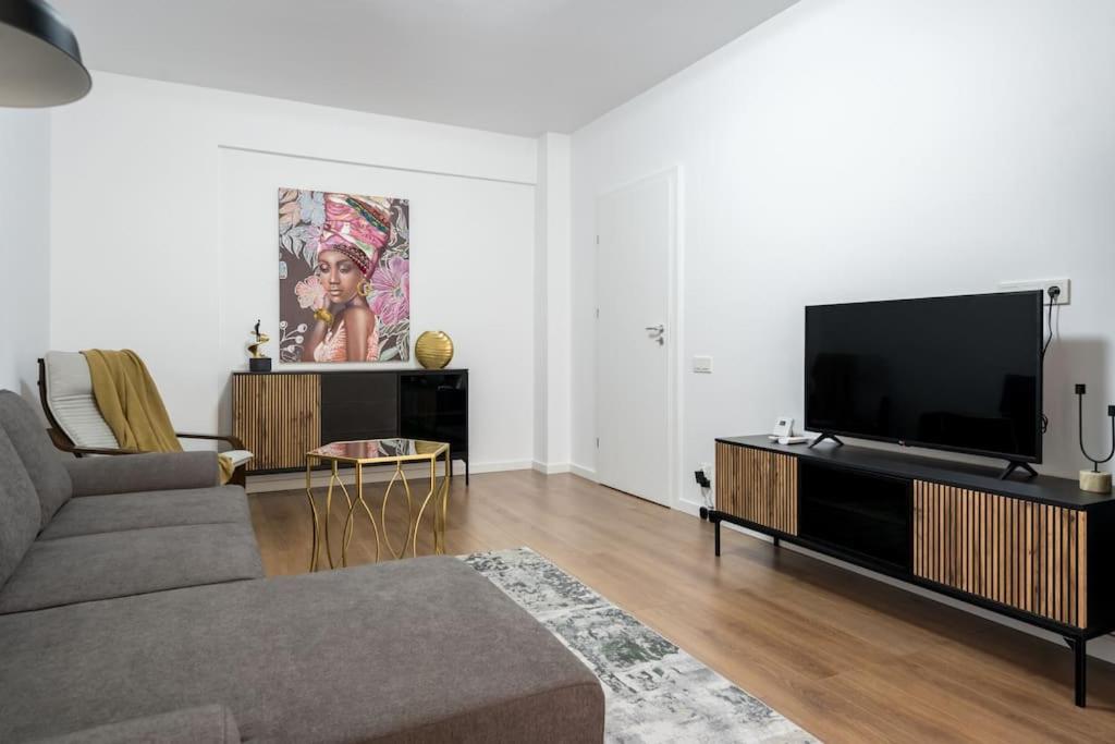 Bonita - Modern Apartment with Balcony Bliss view 5