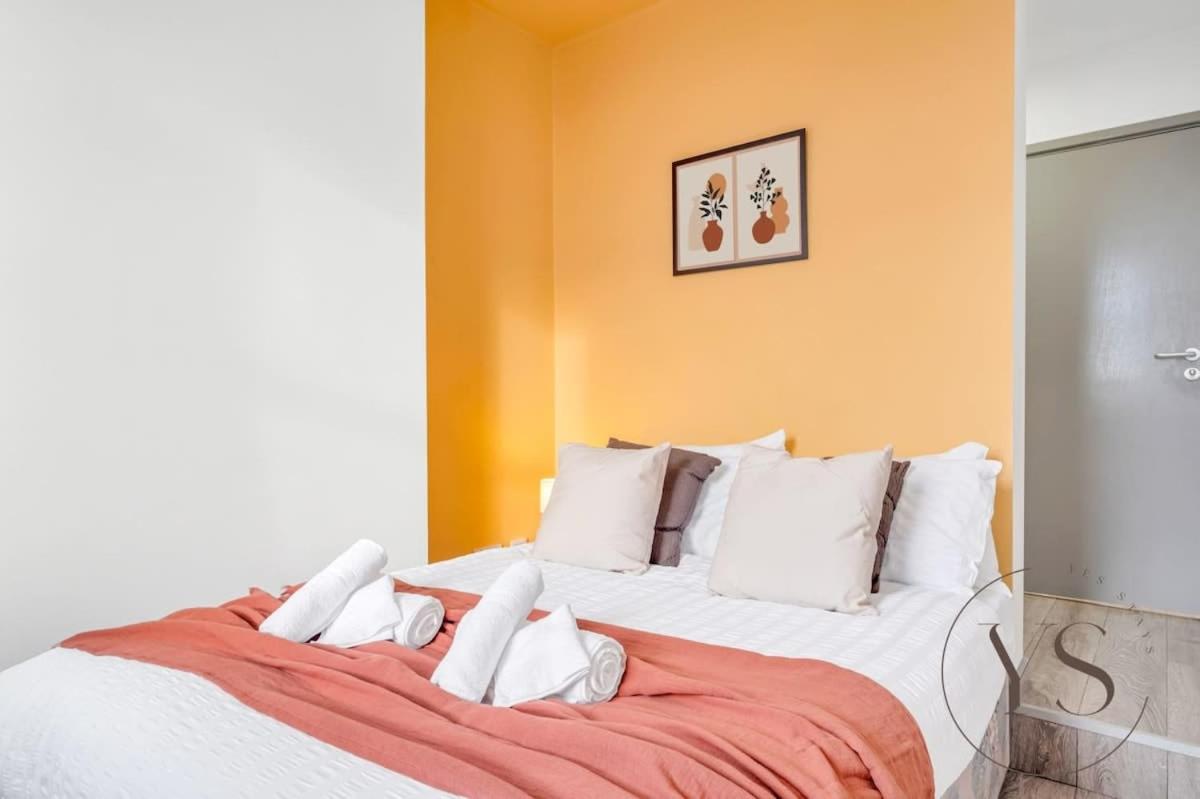 Bright Suite 2B in Longton Near Alton Towers with Free Wi-Fi and Smart TV view 3