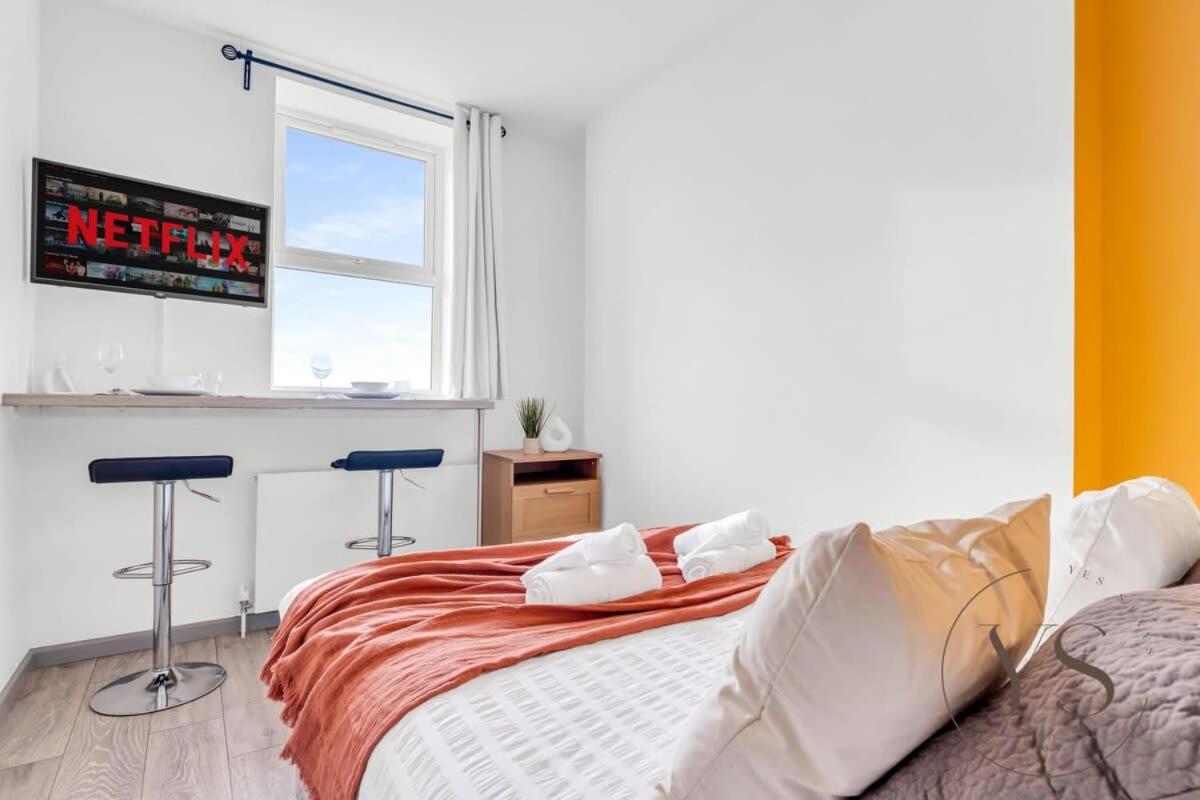 Bright Suite 2B in Longton Near Alton Towers with Free Wi-Fi and Smart TV view 4