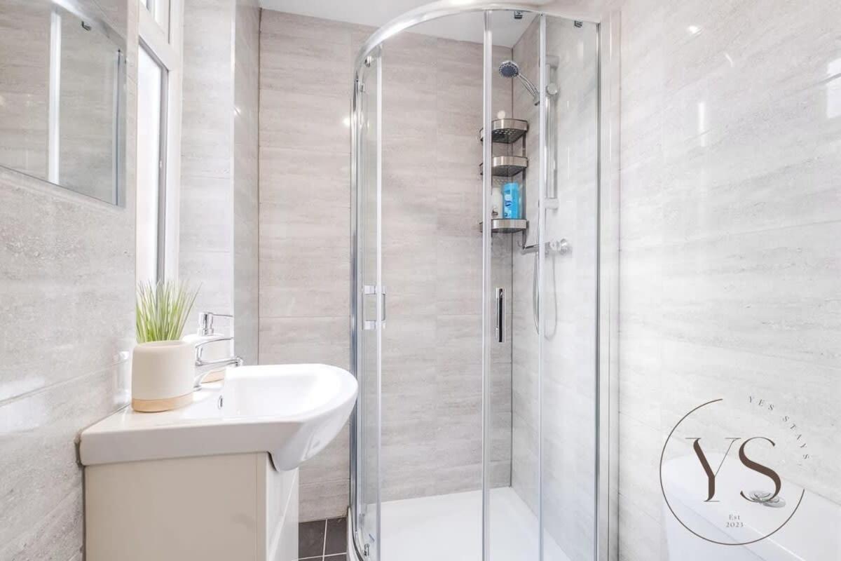 Bright Suite 2B in Longton Near Alton Towers with Free Wi-Fi and Smart TV view 2