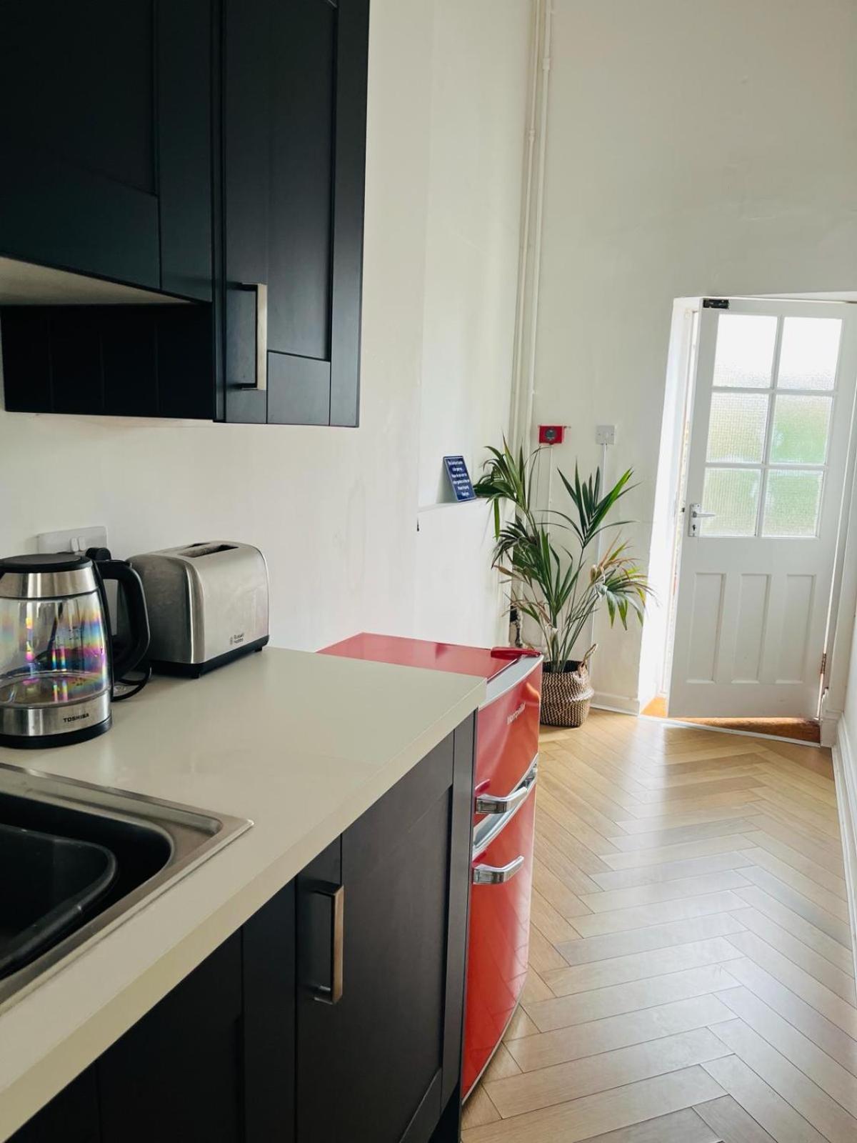 6 Wye Valley Chambers - Central Location - Shared Courtyard Garden - Parking Space - Dog Friendly view 5