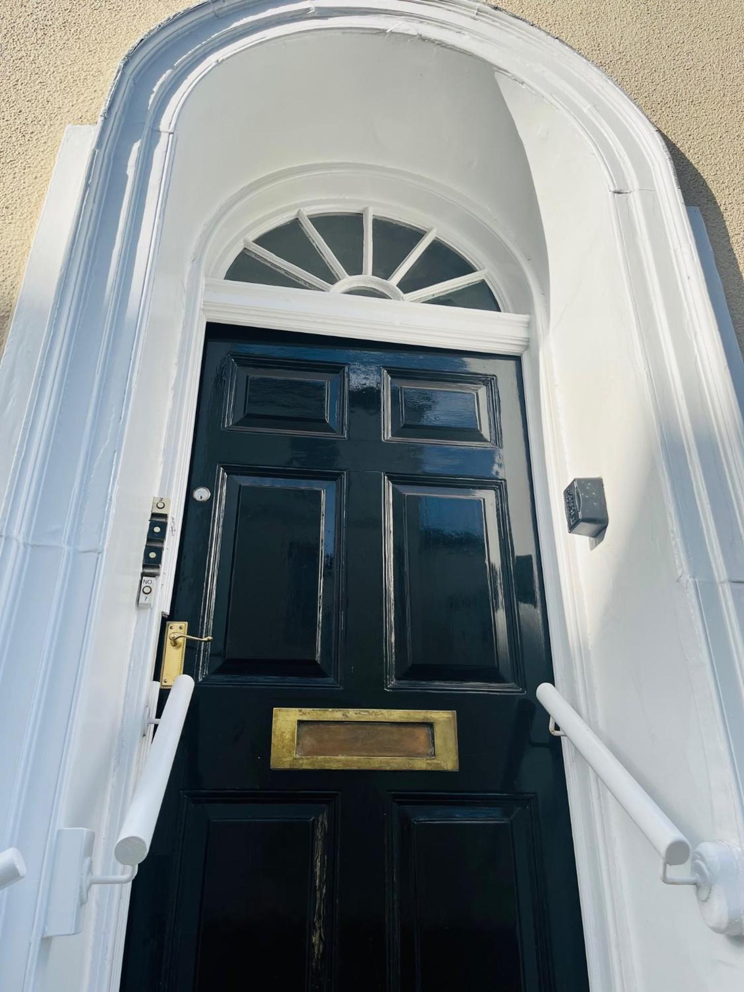6 Wye Valley Chambers - Central Location - Shared Courtyard Garden - Parking Space - Dog Friendly view 4