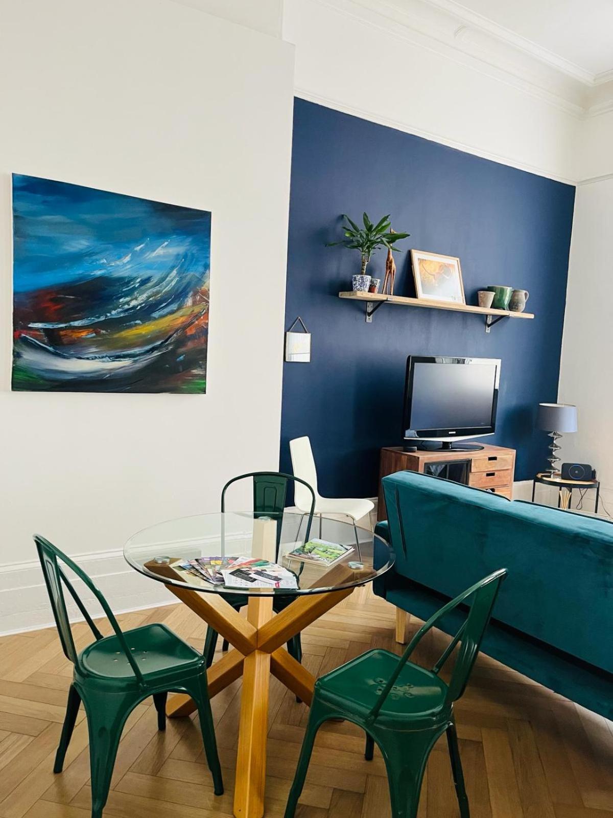 6 Wye Valley Chambers - Central Location - Shared Courtyard Garden - Parking Space - Dog Friendly view 2