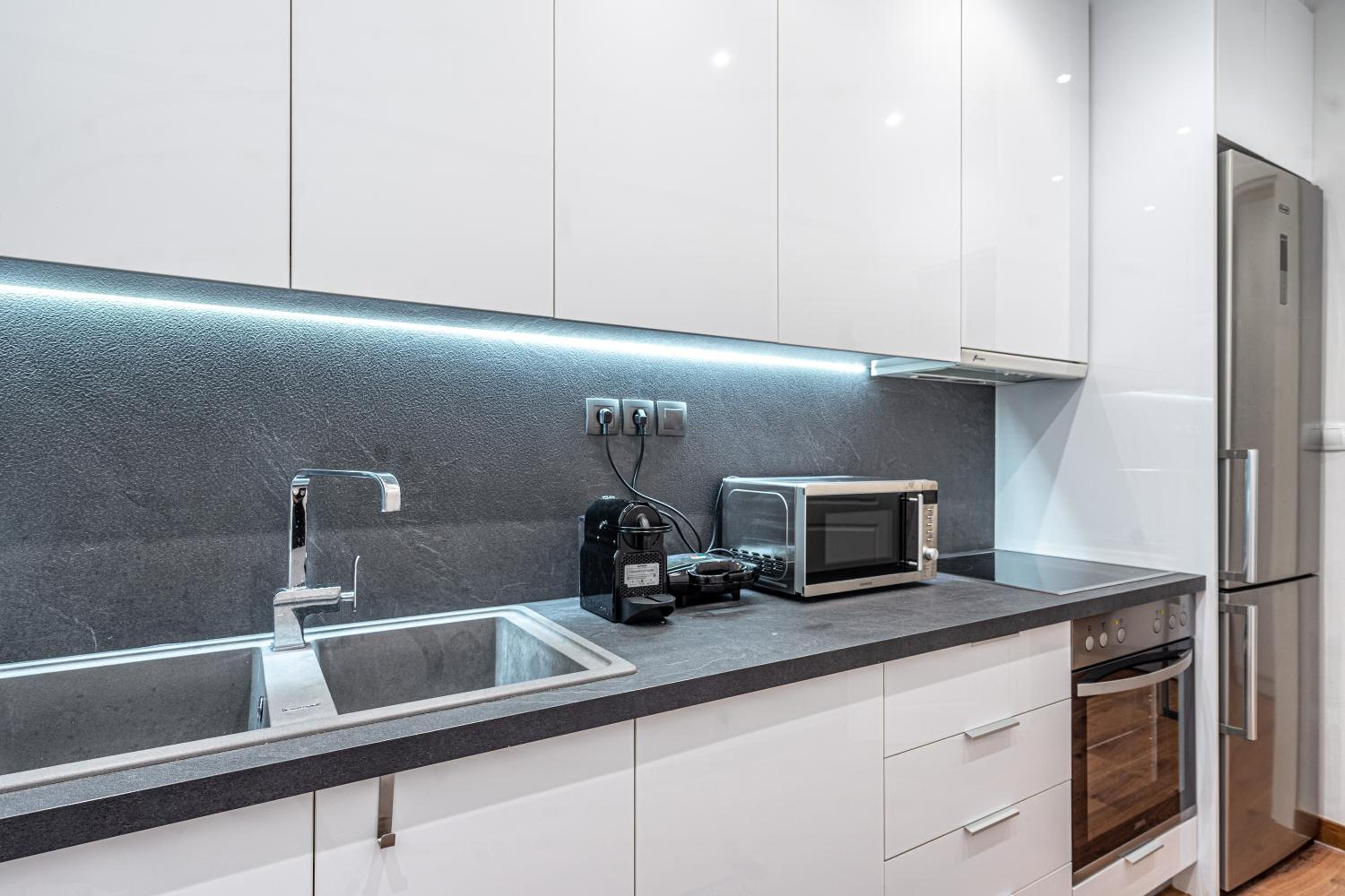Modern Living - 2 bedroom & 2 bathroom - Greecing