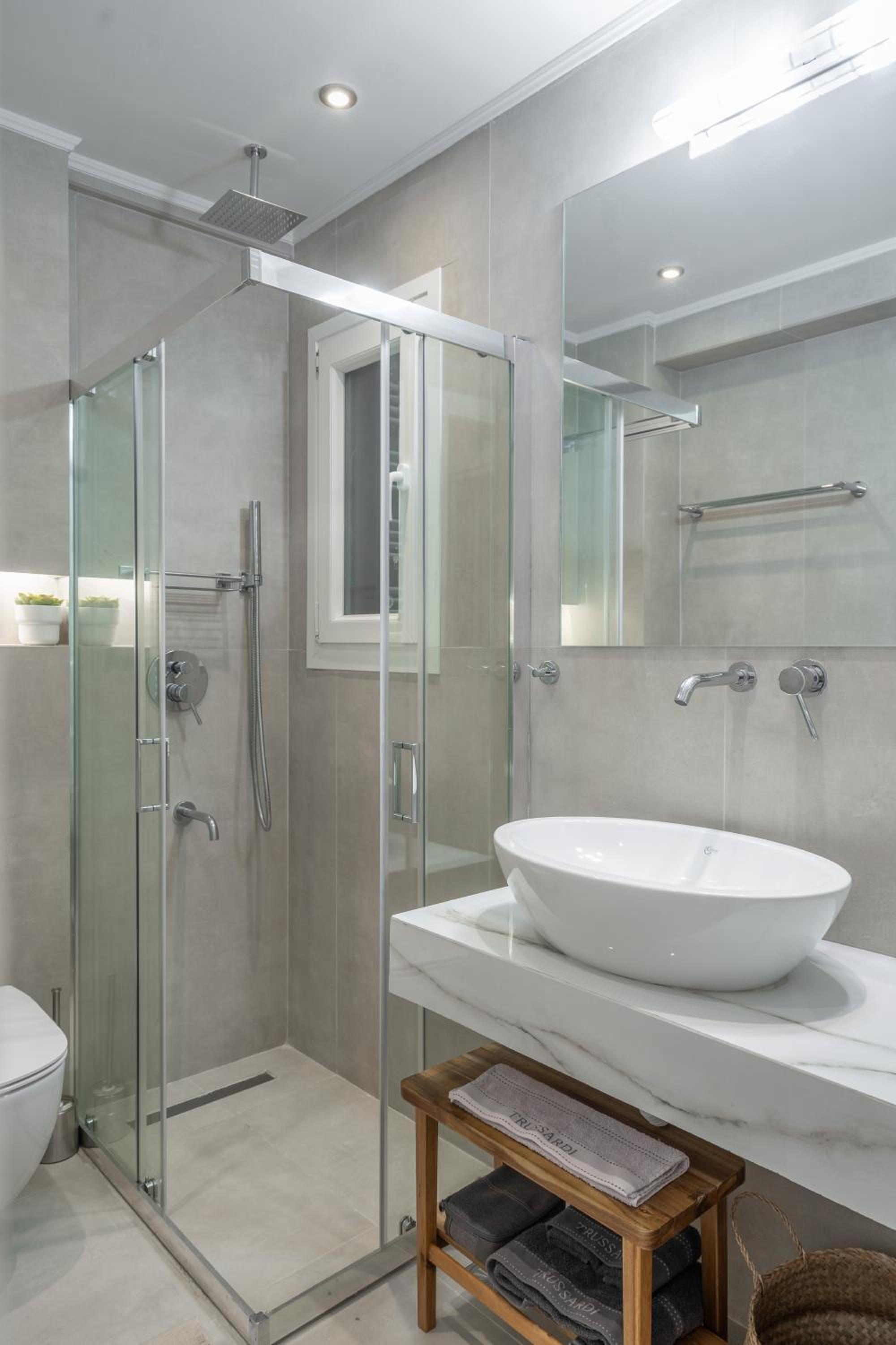 Modern Living - 2 bedroom & 2 bathroom - Greecing