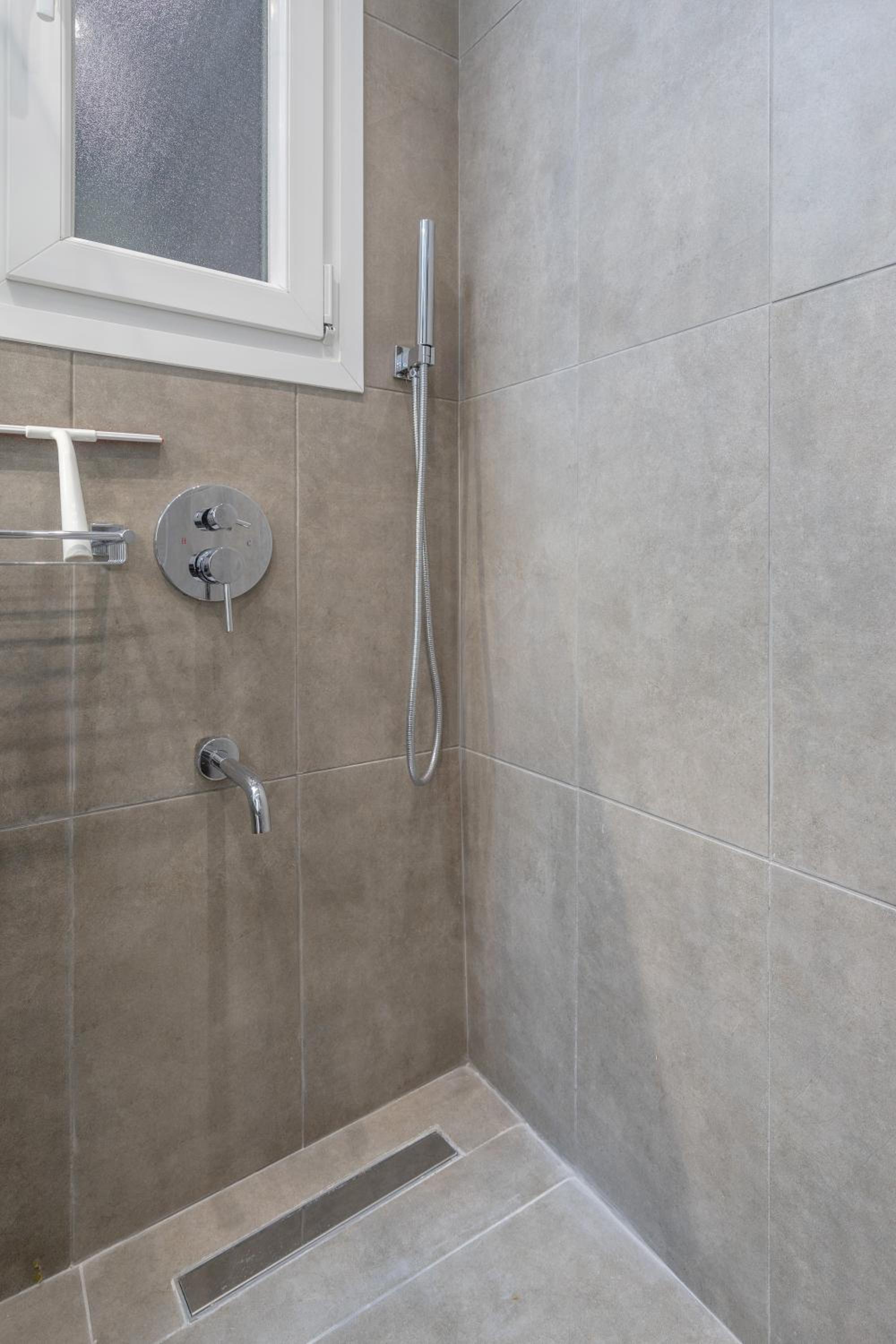 Modern Living - 2 bedroom & 2 bathroom - Greecing