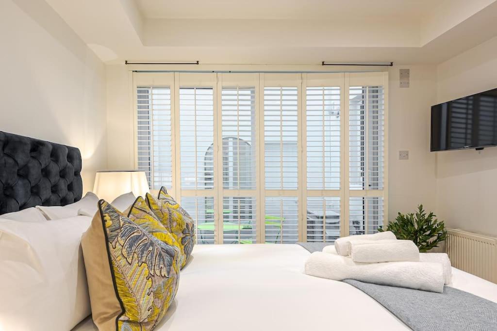 Stunning 2Bd 2Bth in Belgravia within a Quiet Courtyard