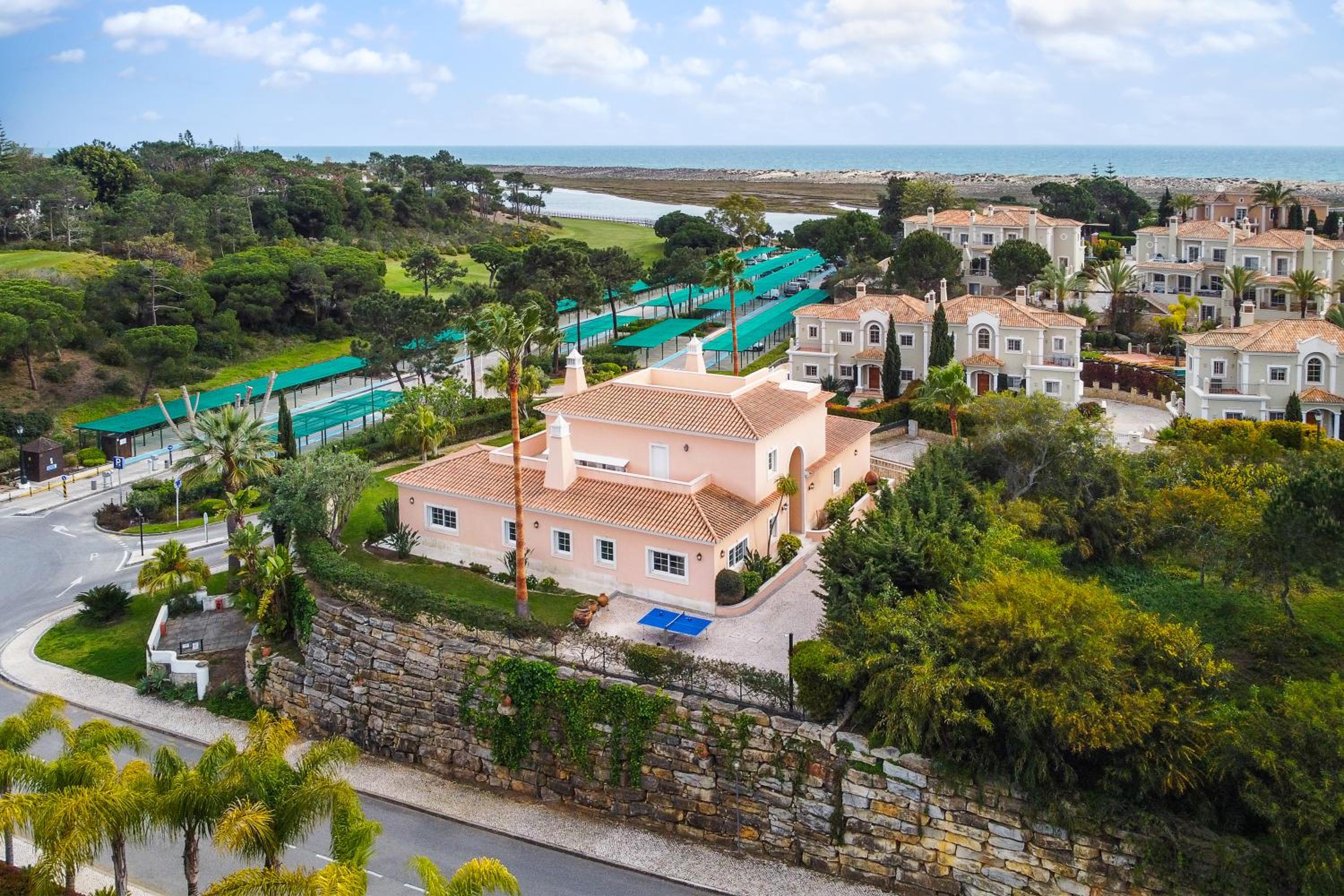 Extraordinary Villa on an elevated position in Quinta do Lago view 4