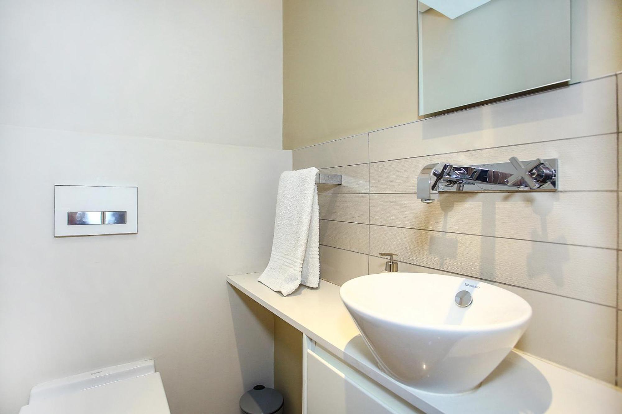 Melrose Arch Luxury Apartment - WITH GENERATOR