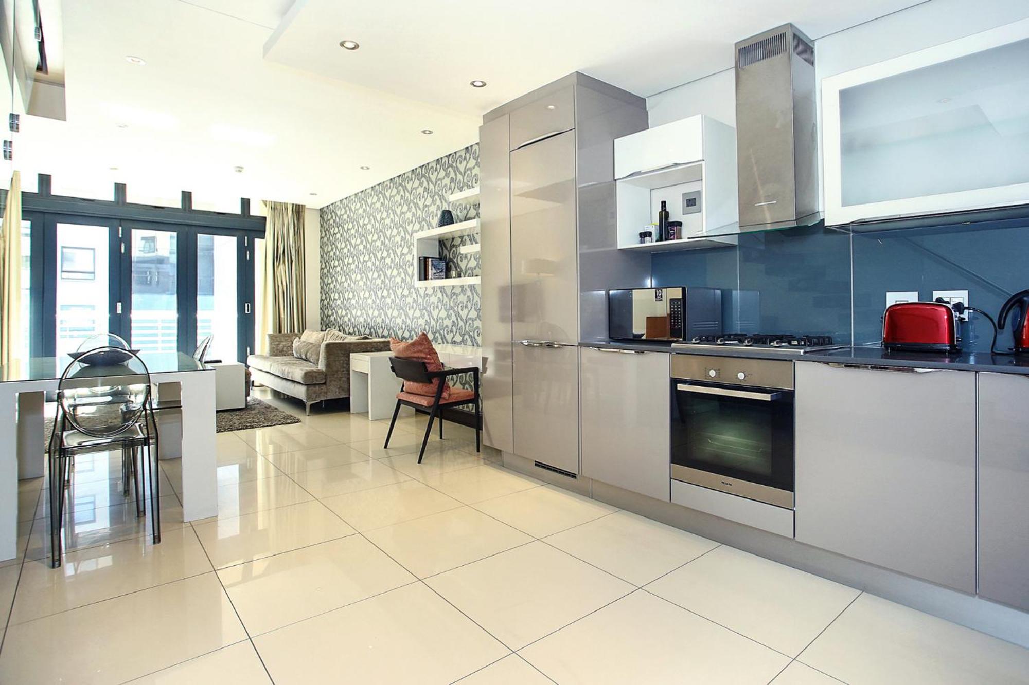 Melrose Arch Luxury Apartment - WITH GENERATOR