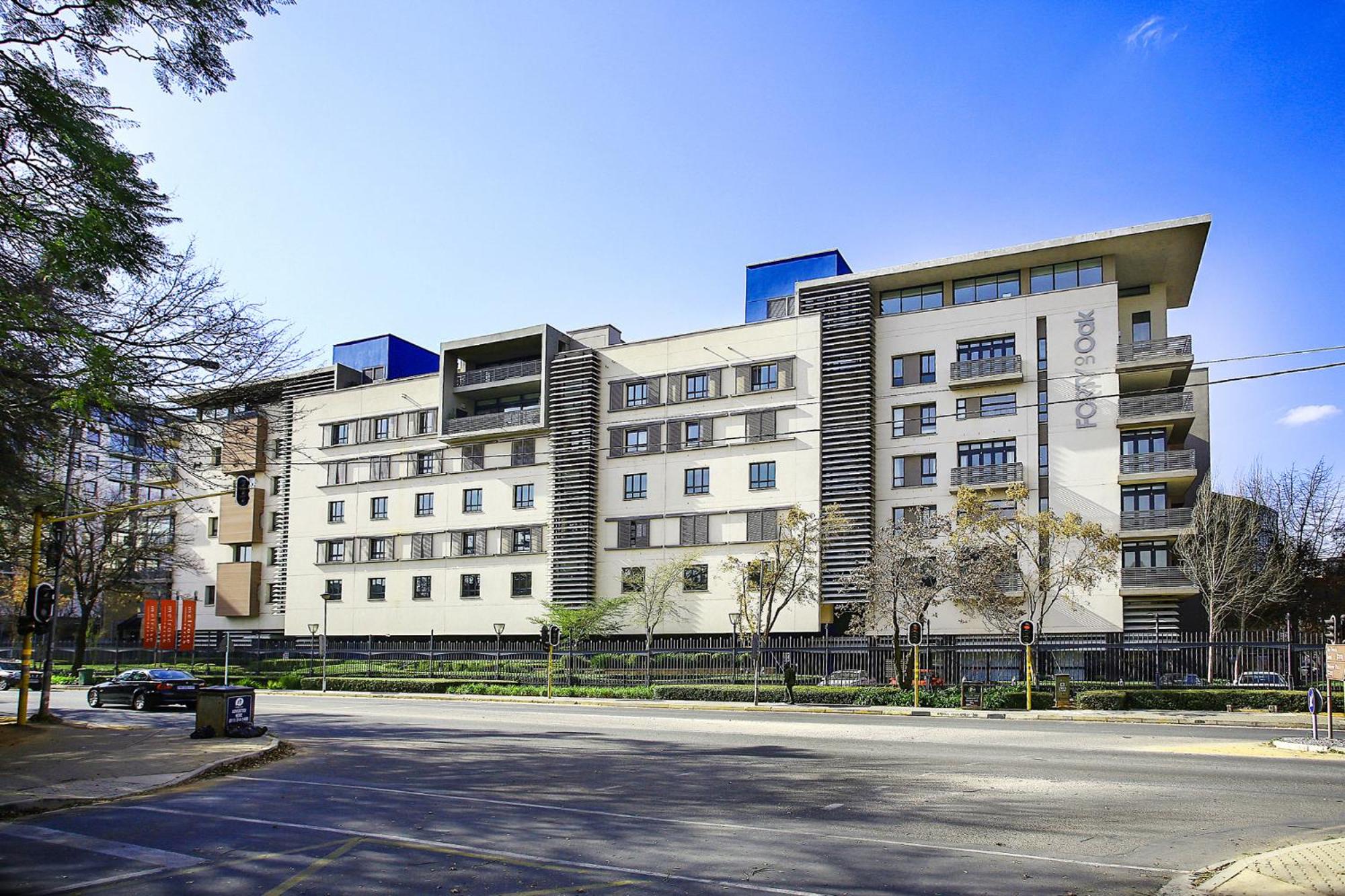 Melrose Arch Luxury Apartment - WITH GENERATOR