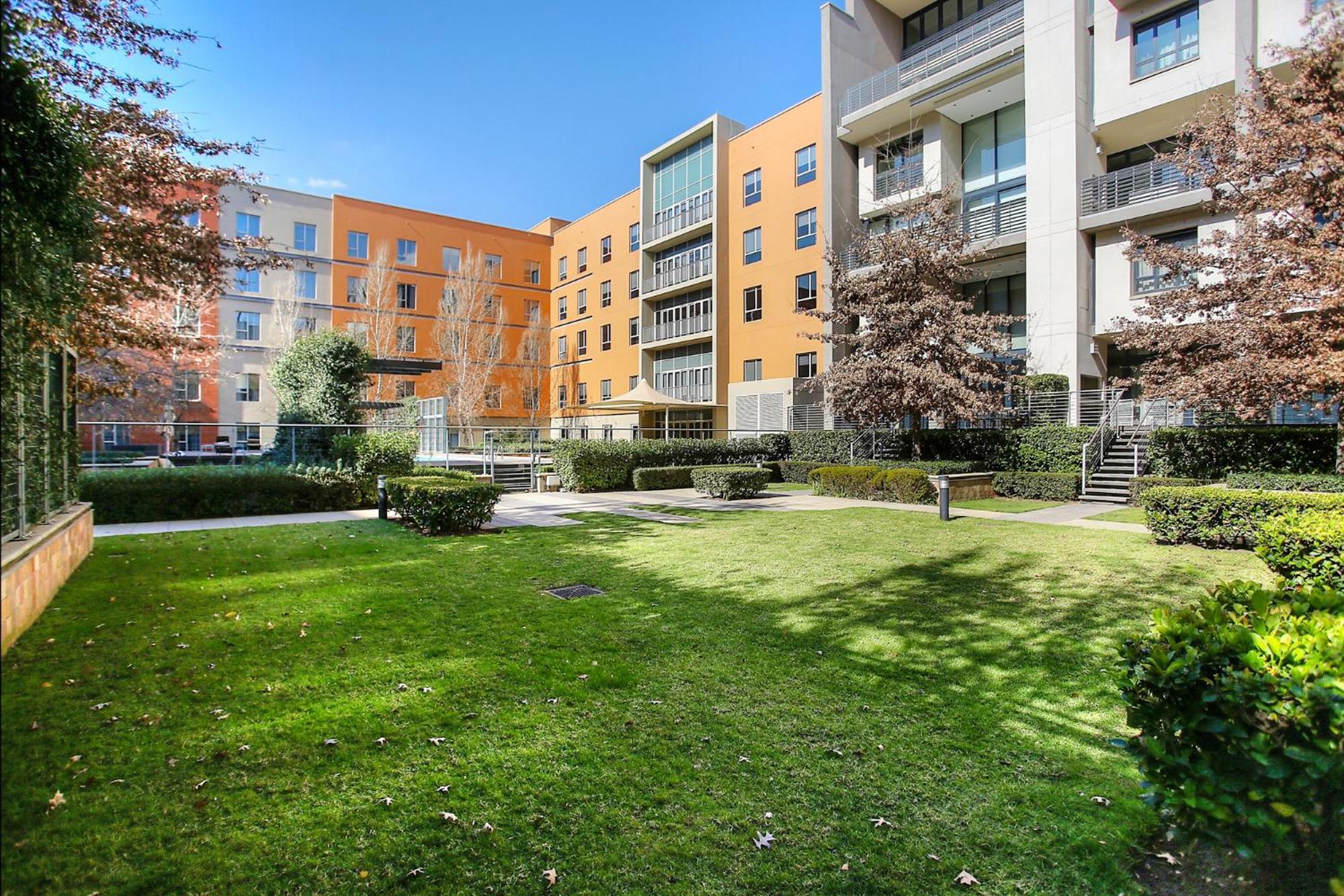 Melrose Arch Luxury Apartment - WITH GENERATOR