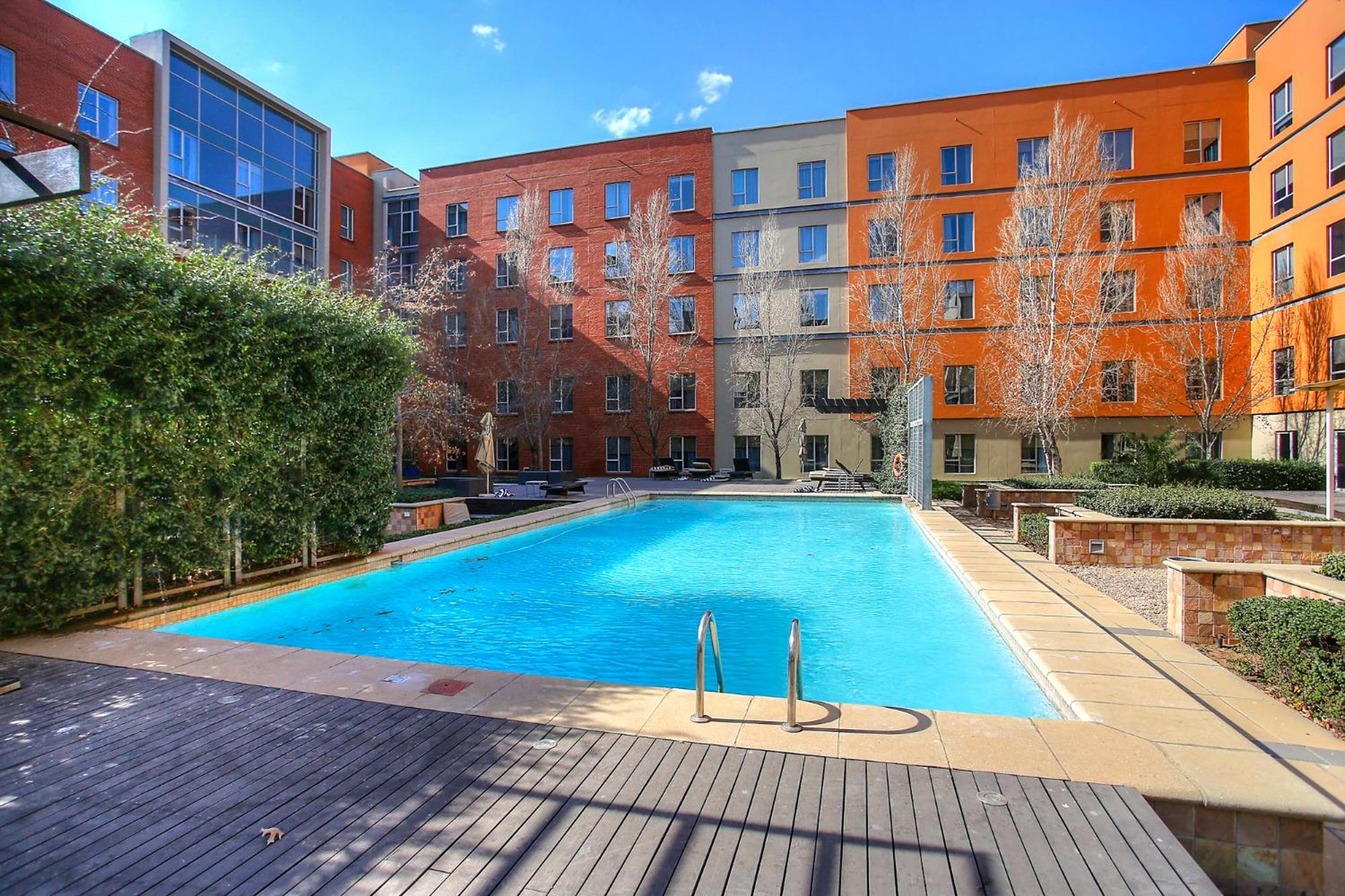 Melrose Arch Luxury Apartment - WITH GENERATOR