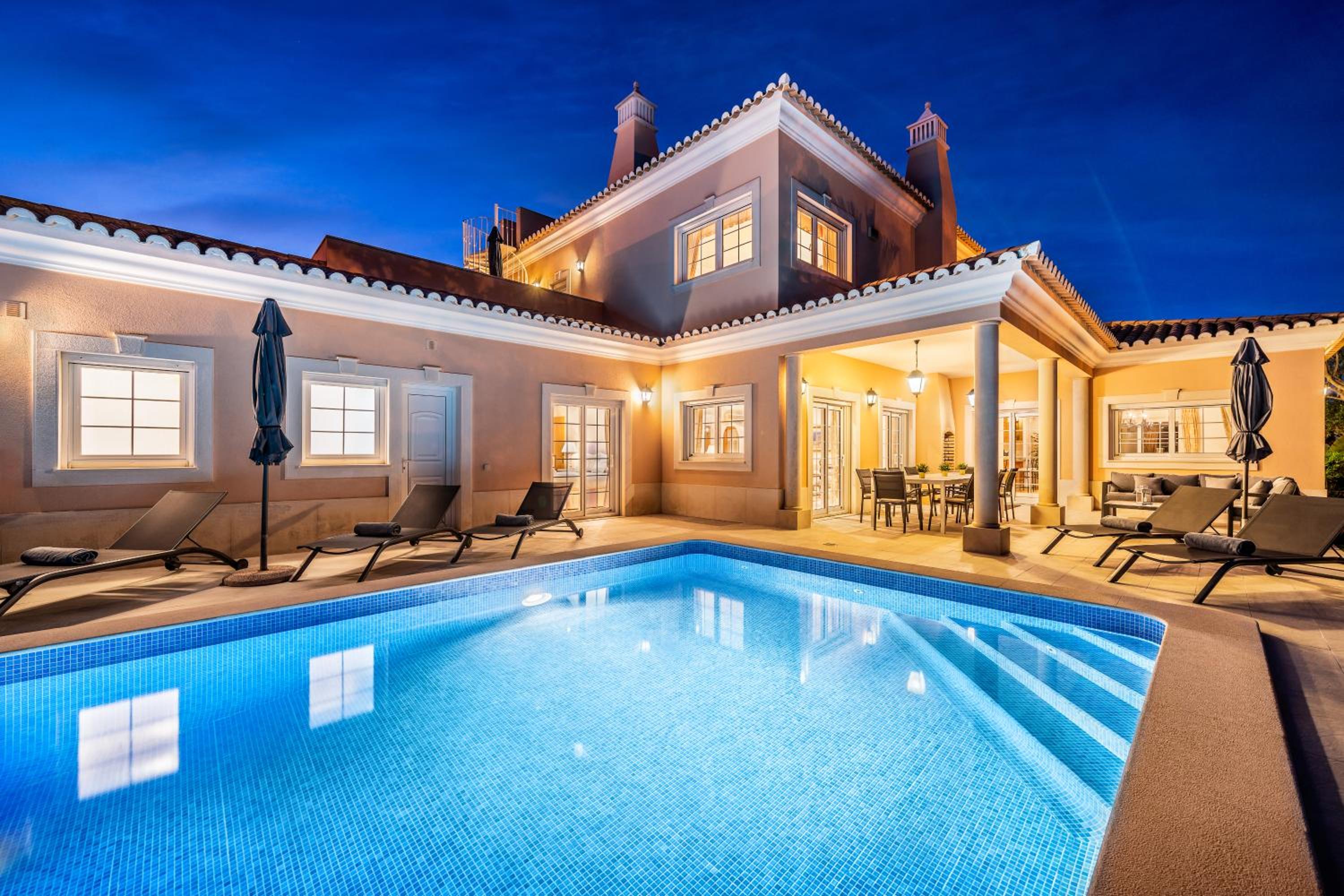 Extraordinary Villa on an elevated position in Quinta do Lago view 2
