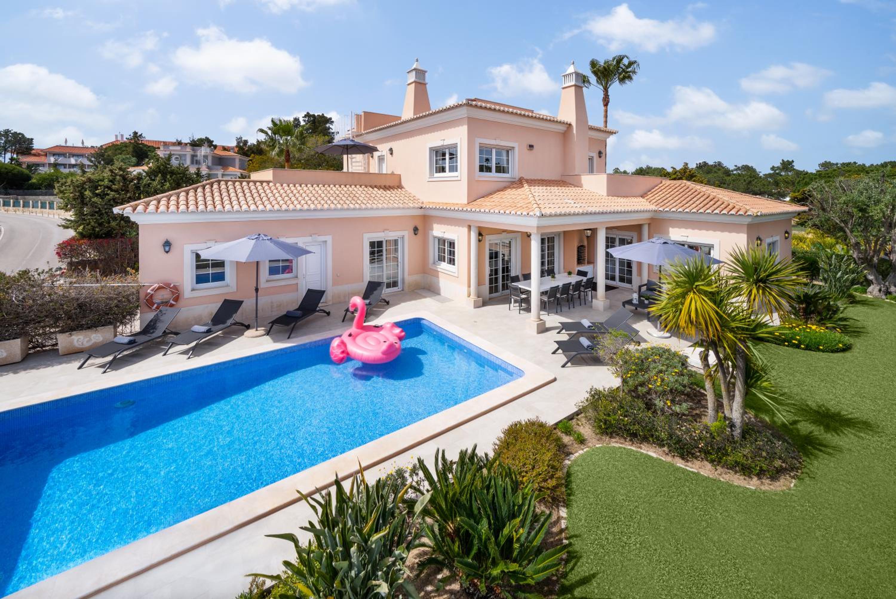 Extraordinary Villa on an elevated position in Quinta do Lago view 3