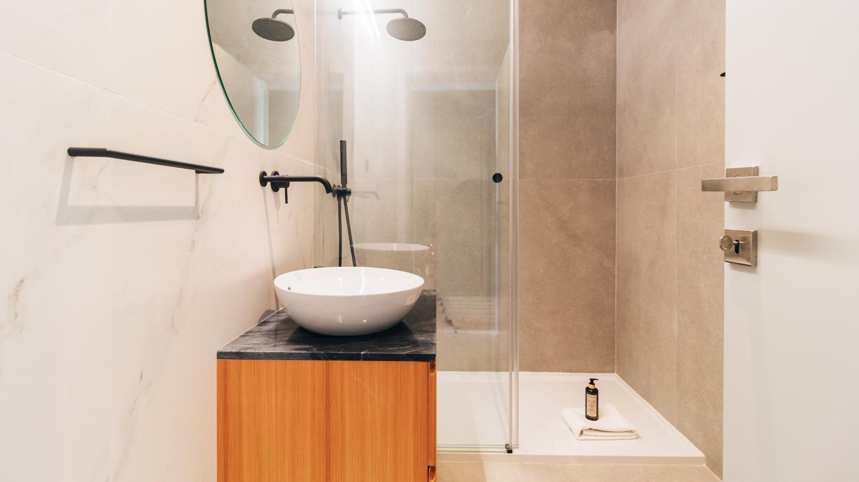 RUAH Apartments by LovelyStay