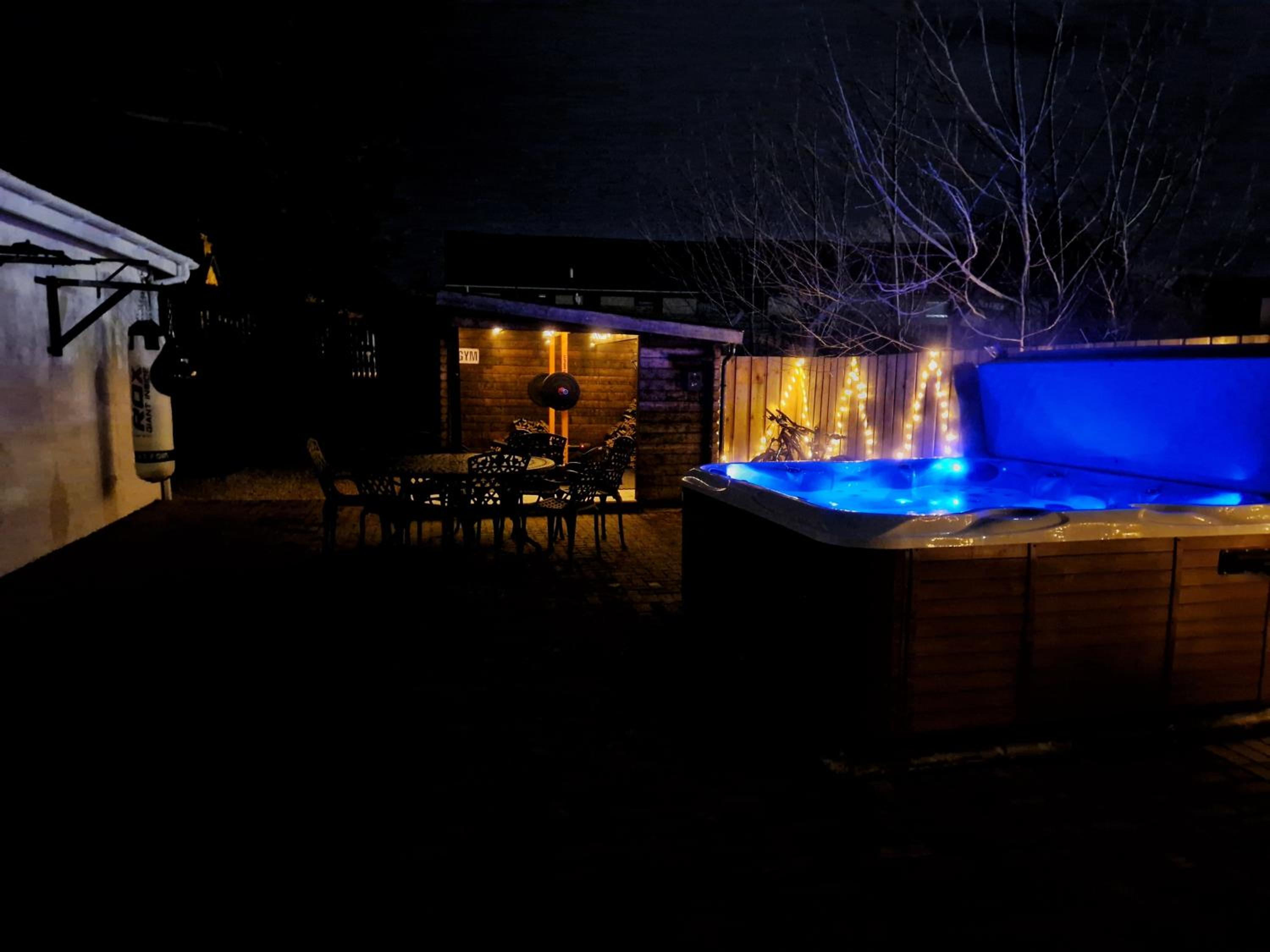 Hotel Town centre house, Hot tub, Cinema room and Gym - Image 1