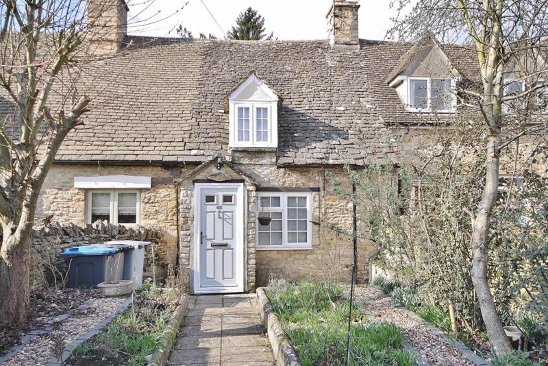 Cotswolds Cozy Cottage Retreat - pet friendly - main view